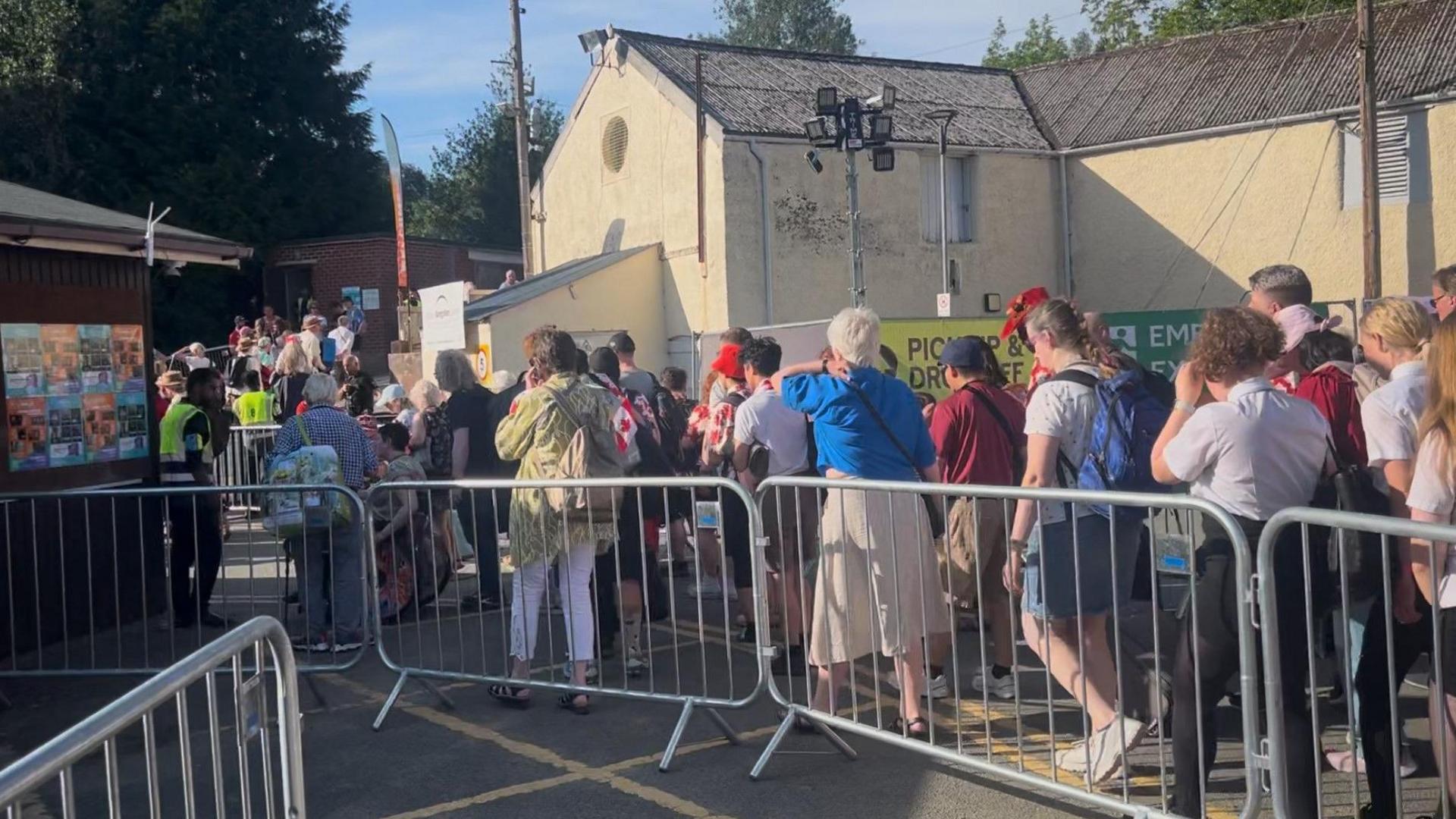 Ymwelwyr yn gadael yr Eisteddfod