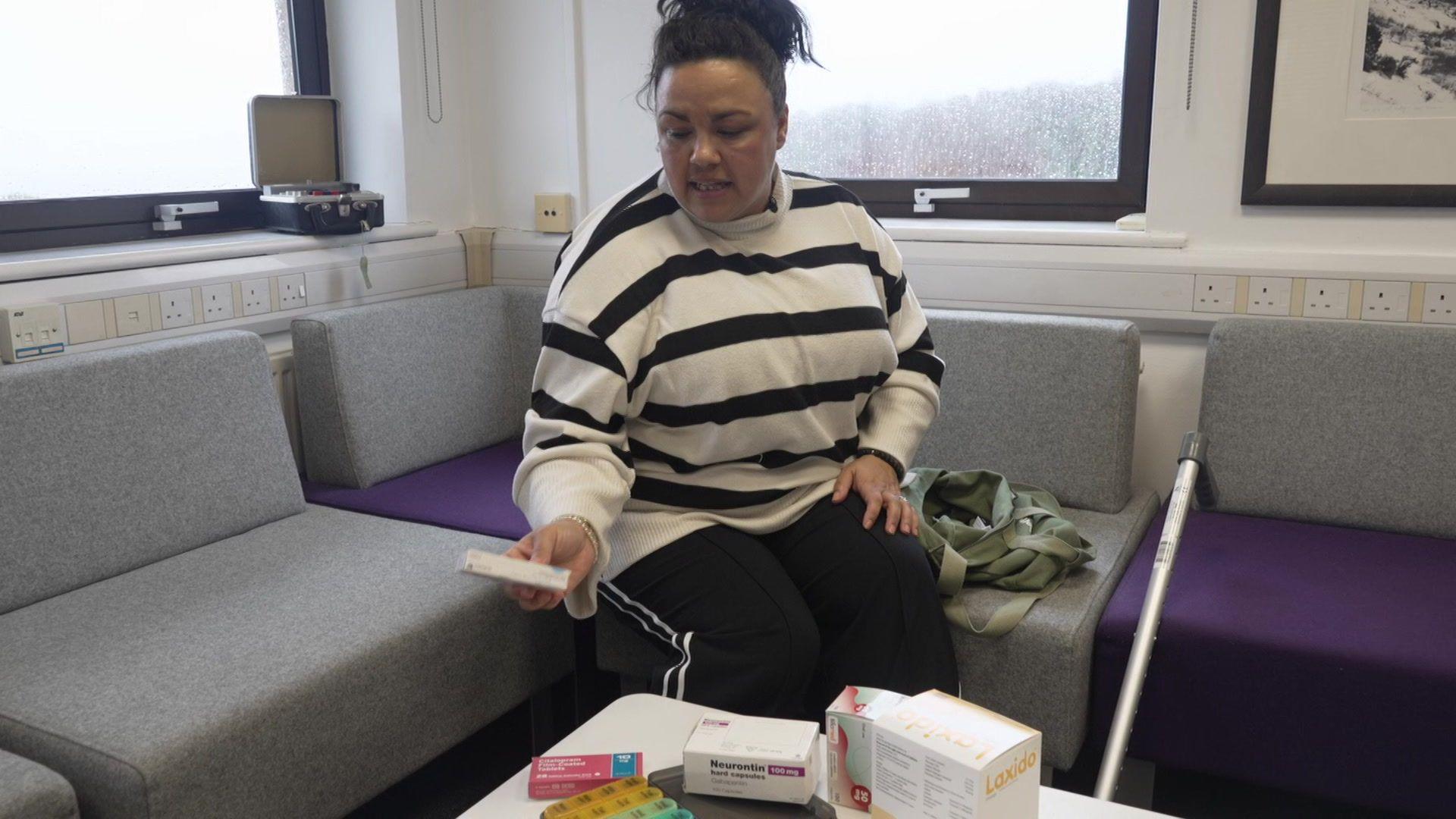 Llun Kerry gyda sawl bocs o thabledi o'i blaen hi