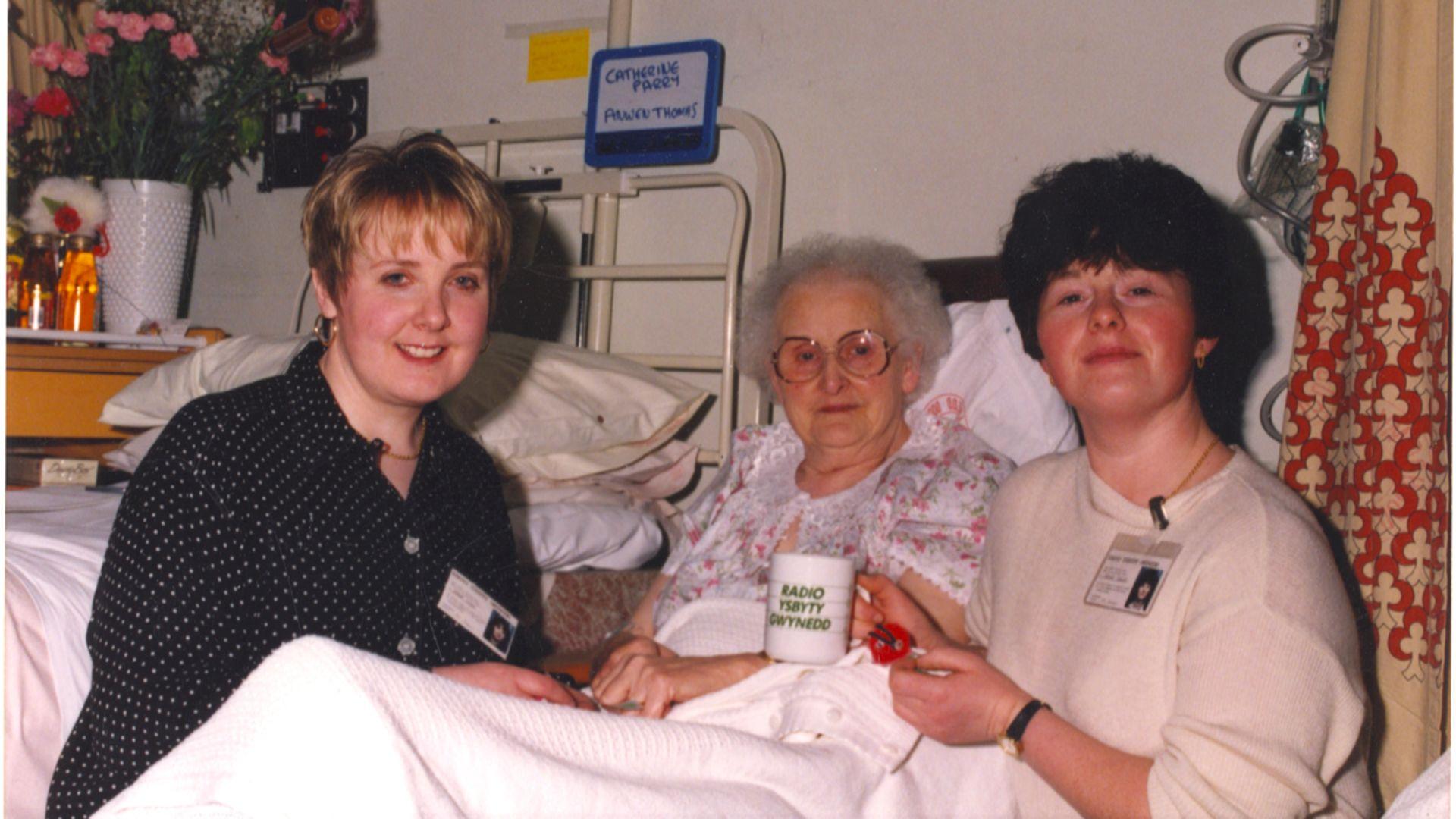 Gwirfoddolwyr gyda'r cleifion