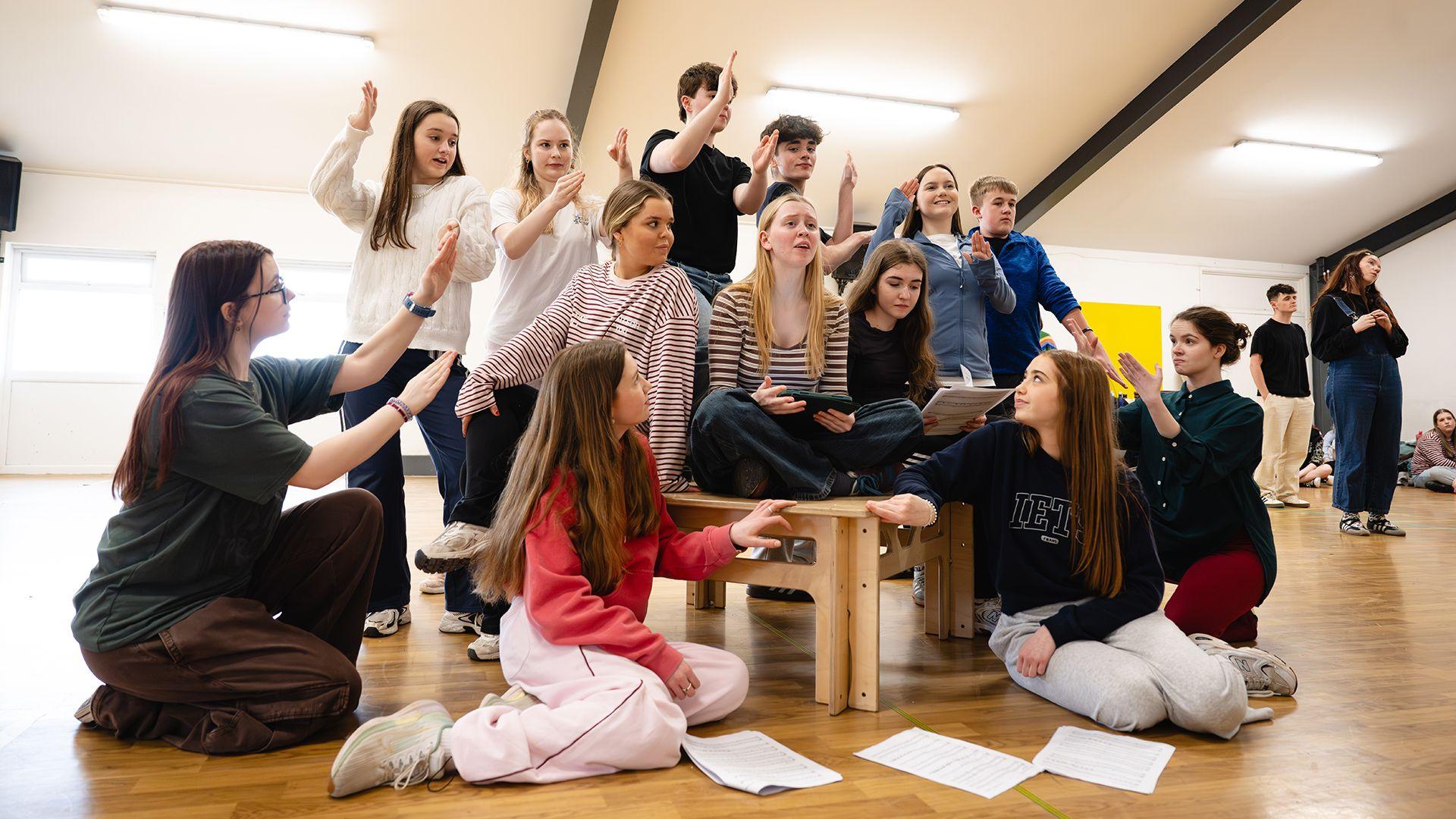 Grwp o actorion yn ymarfer