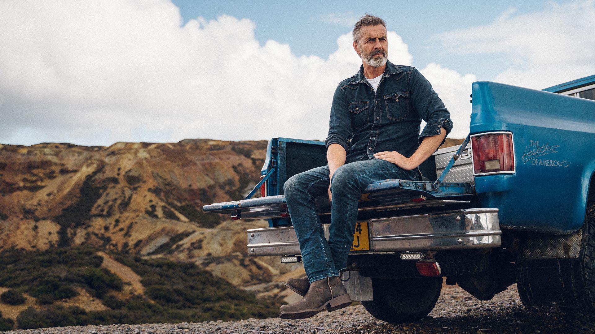 Wil Tan yn eistedd ar tryc