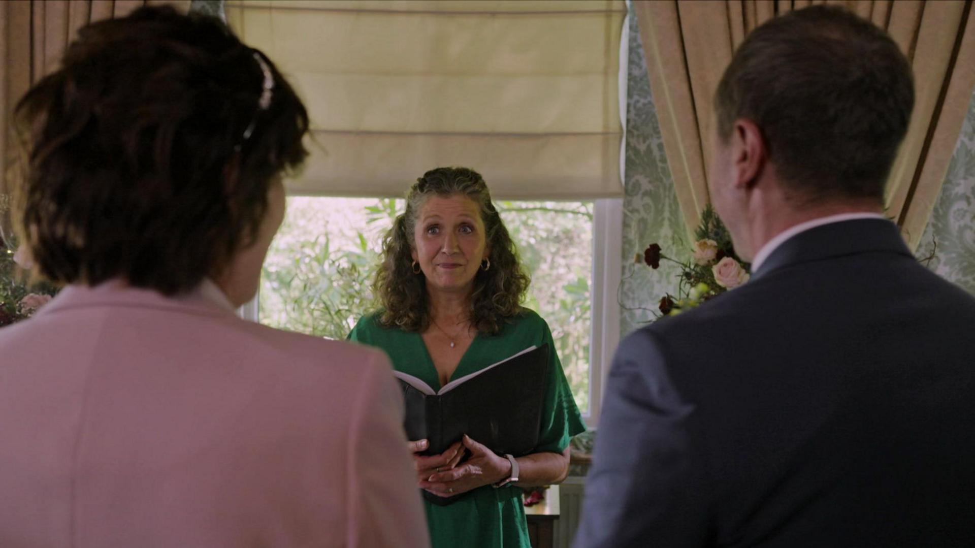 Bydd Caren Brown yn priodi cymeriadau Gwenno a Vince ar Rownd a Rownd