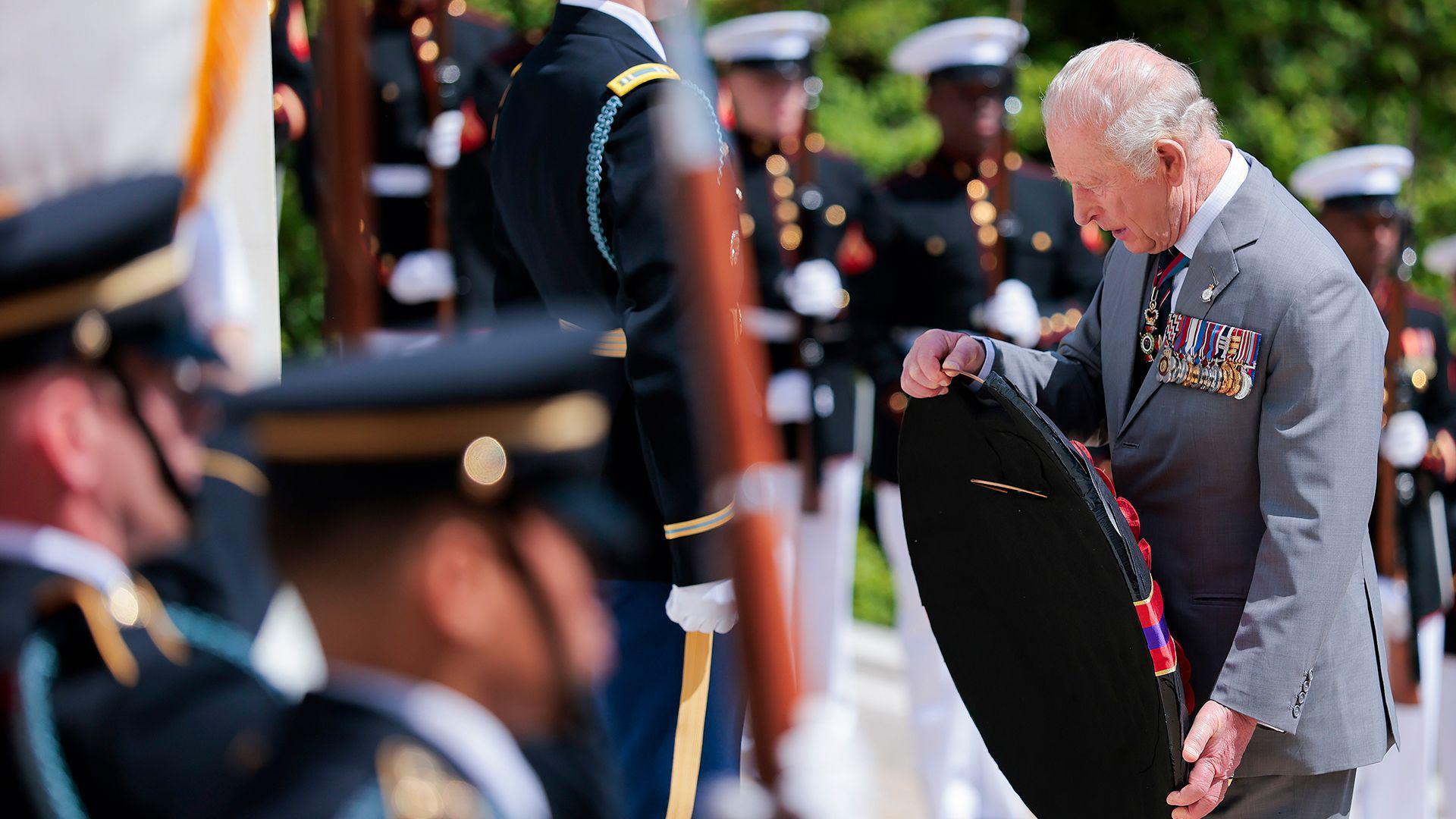 Mbreti Charles III vendos një kurorë në Varrin e Ushtarit të Panjohur gjatë një ceremonie në Varrezat Kombëtare të Arlingtonit në ditën e fundit të vizitës shtetërore të Mbretit Charles III dhe Mbretëreshës Camilla më 30 prill 2026 në Arlington, Virxhinia.