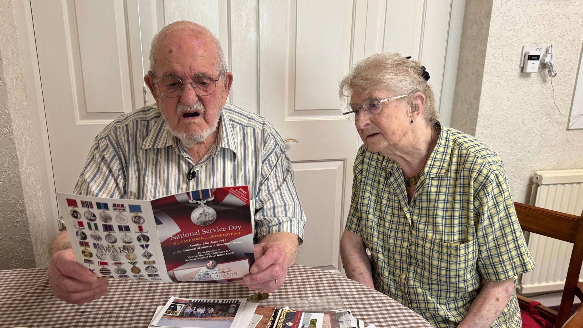 Emrys Hughes a'i wraig, Pauline, yn edrych ar ddogfennau o'i gyfnod yn y pwll glo