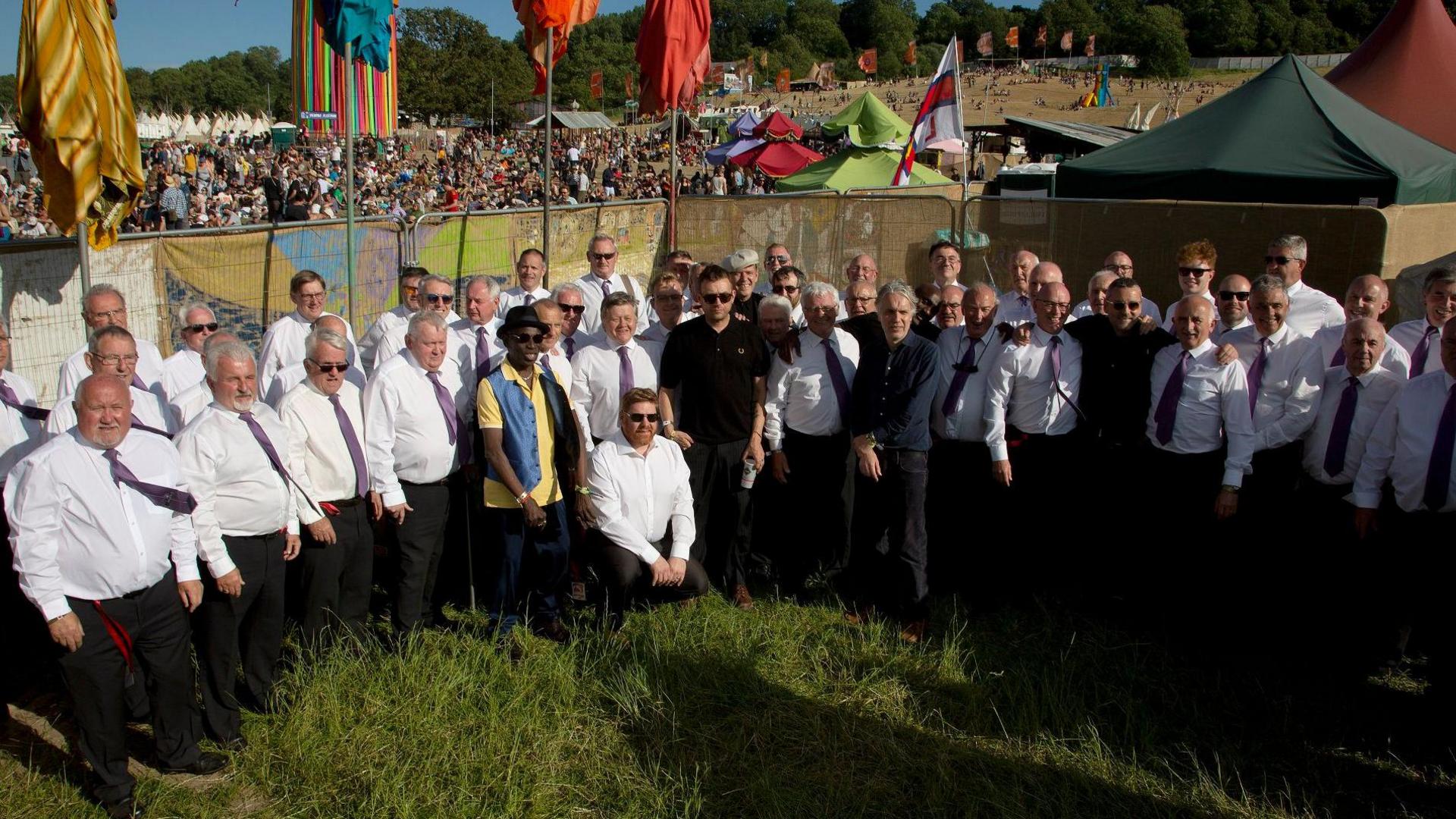 Aelodau Côr Meibion y Penrhyn gyda Damon Albarn a gweddill aelodau The Good, the Bad and the Queen