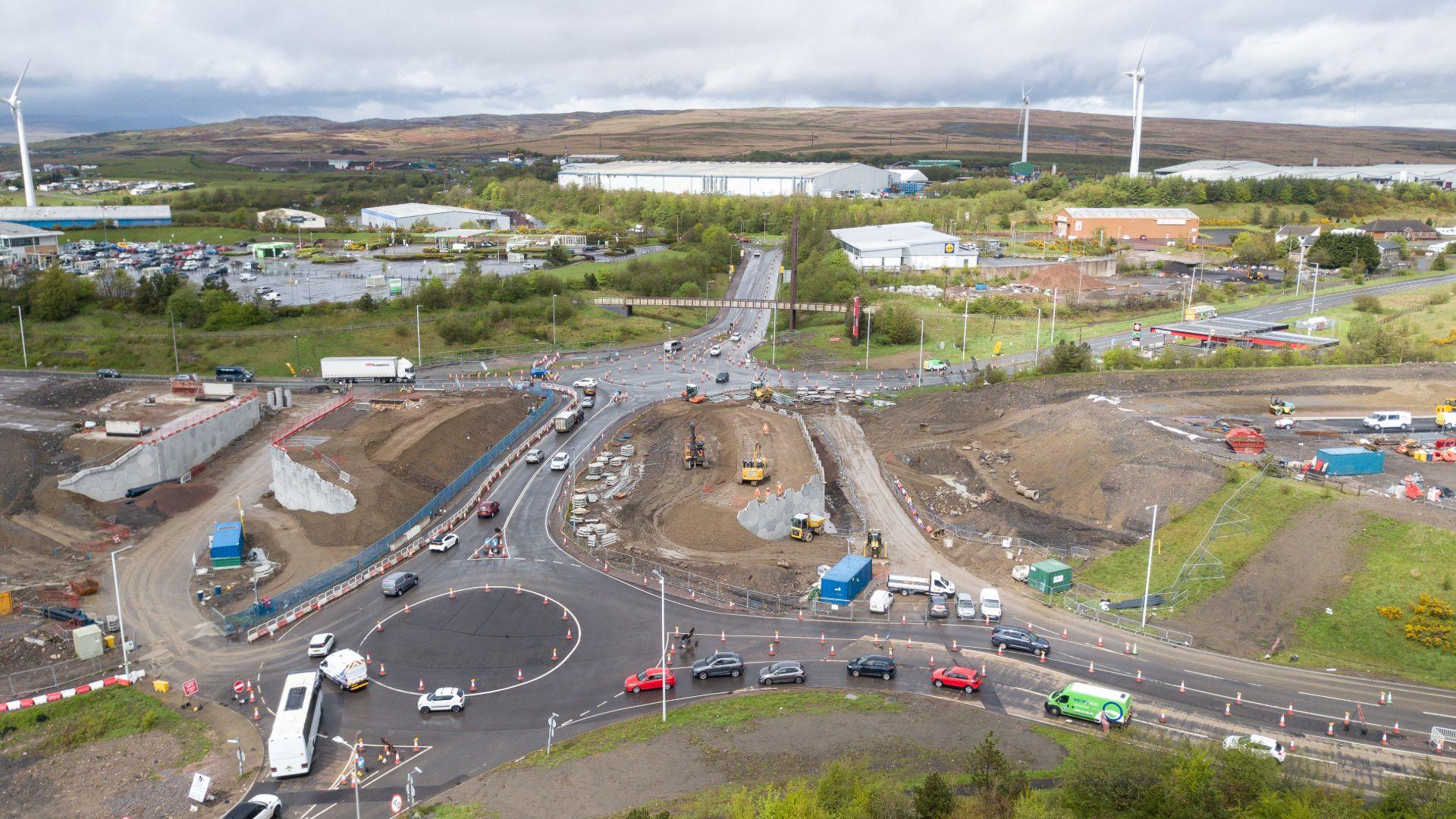 Golygfa o'r awyr o waith ar gylchfan ar ran o'r A465 - llun o 2023