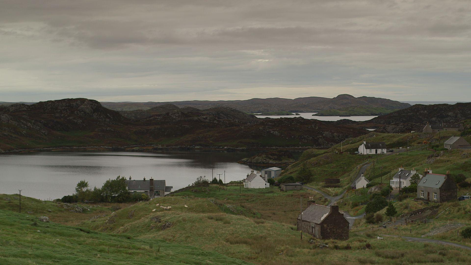 Taighean ri taobh loch ann an Leòdhas.