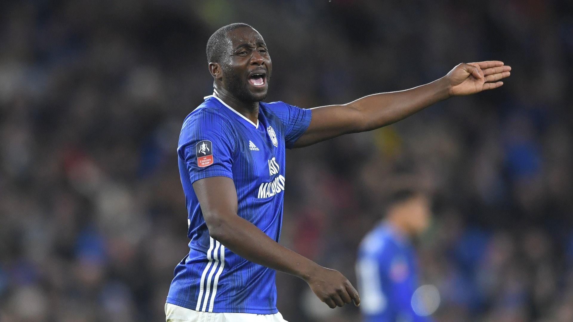Sol Bamba yn chwarae i Gaerdydd yn erbyn Reading yng Nghwpan yr FA yn 2020
