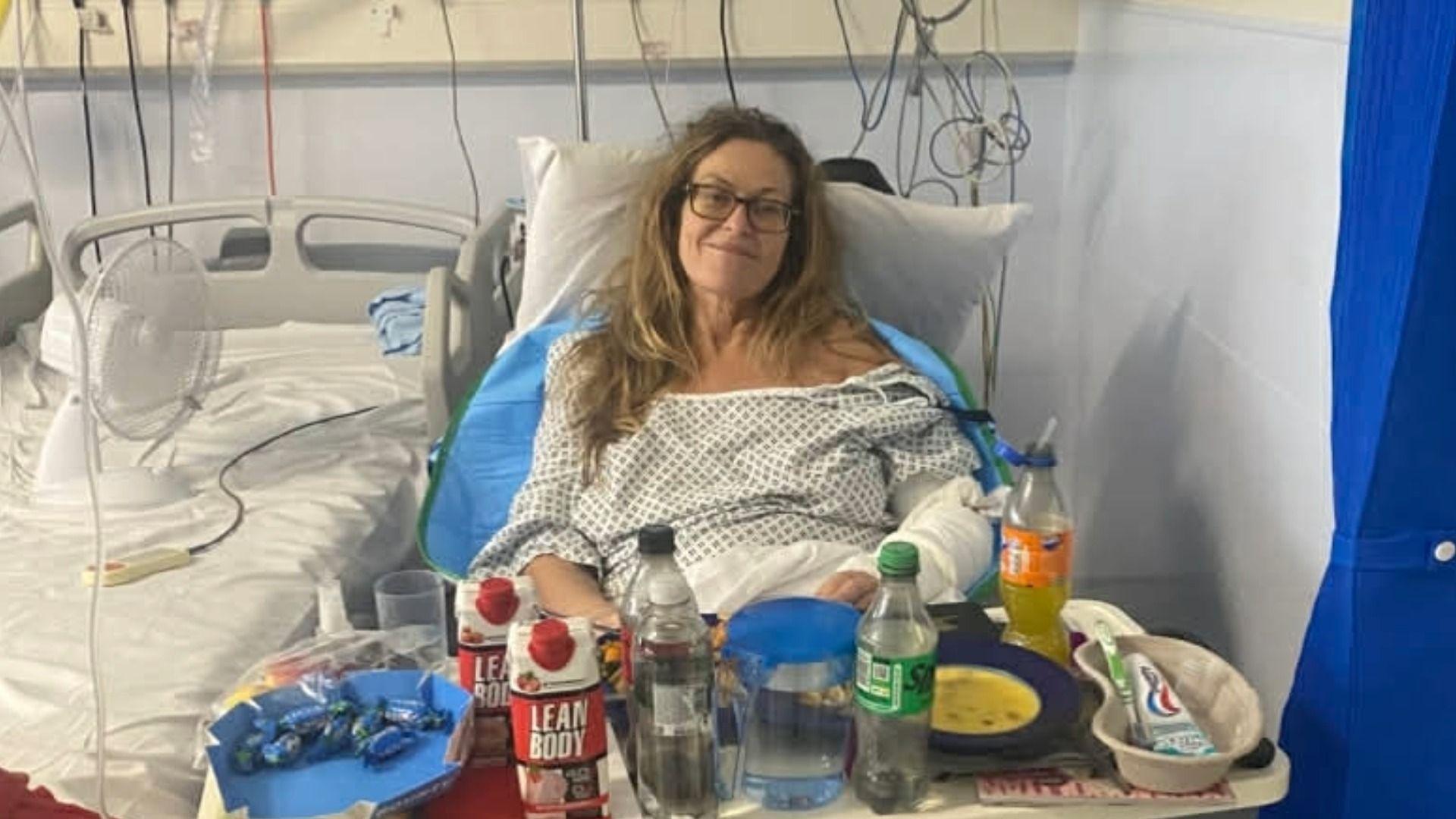 Suzie Dyer mewn gwely yn yr ysbyty