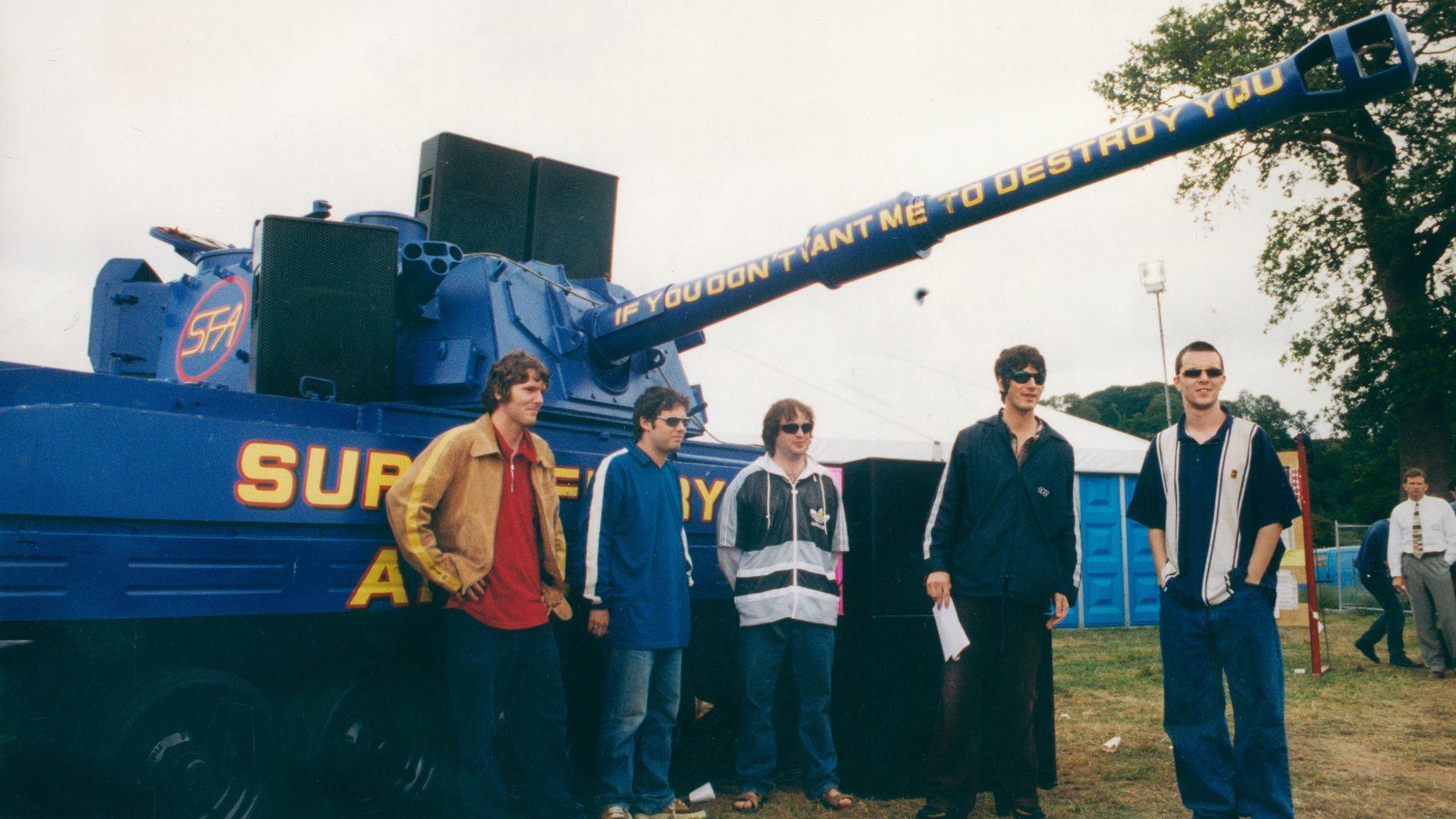 Super Furry Animals o flaen eu tanc ar Faes yr Eisteddfod yn Llandeilo 1996