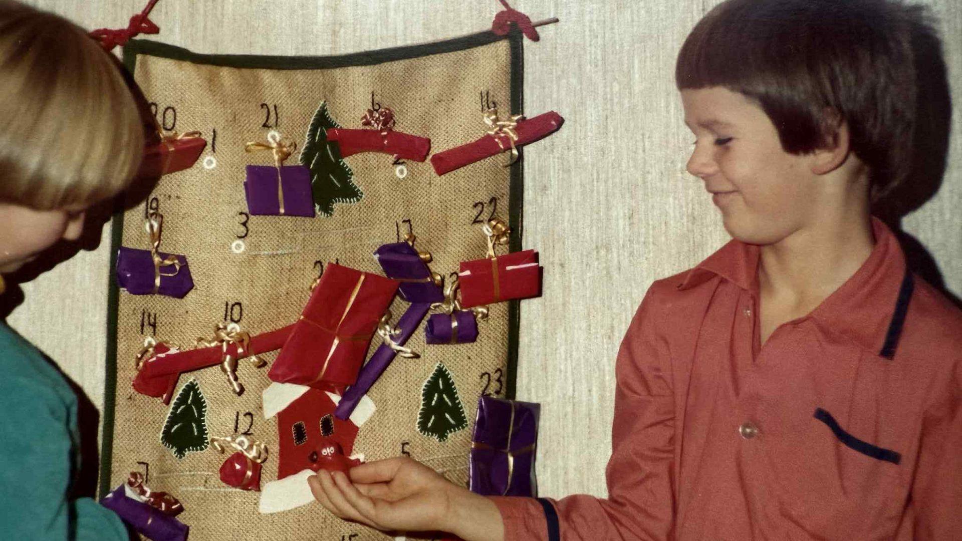 Siri a'i brawd yn blant gyda calendr adfent