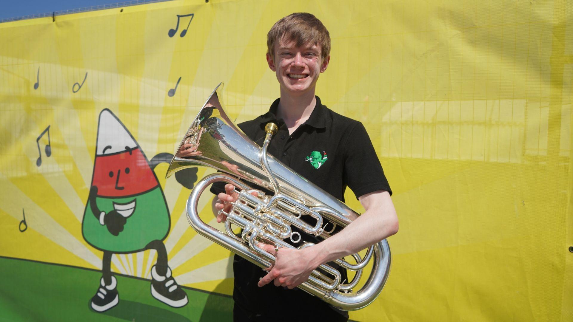 Daeth Iestyn o Ysgol David Hughes yn ail yn chwarae ei euphonium ddoe. Bu'n cystadlu gyda pharti llefaru yr ysgol heddiw