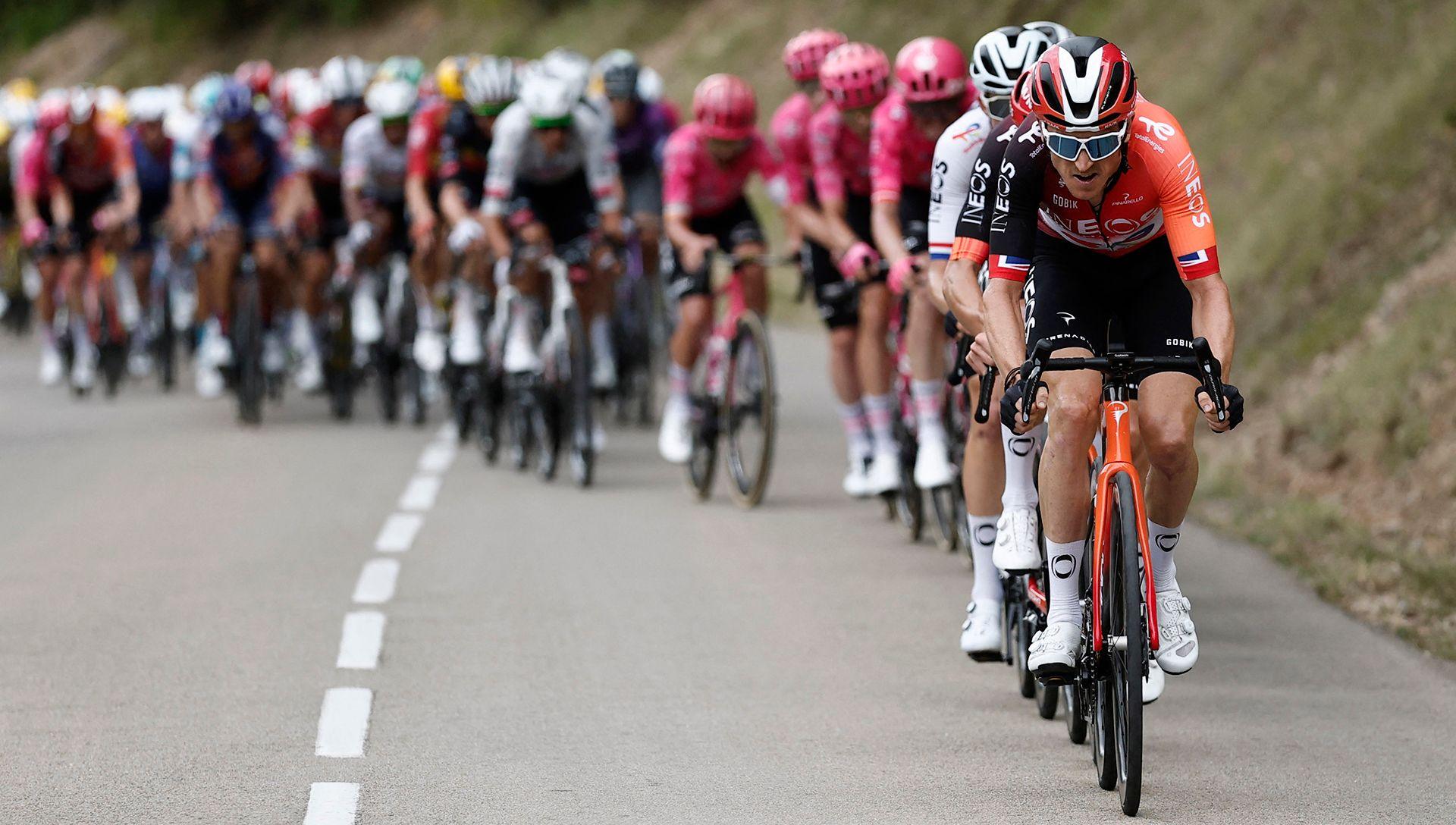 Geraint Thomas ar flaen y peleton