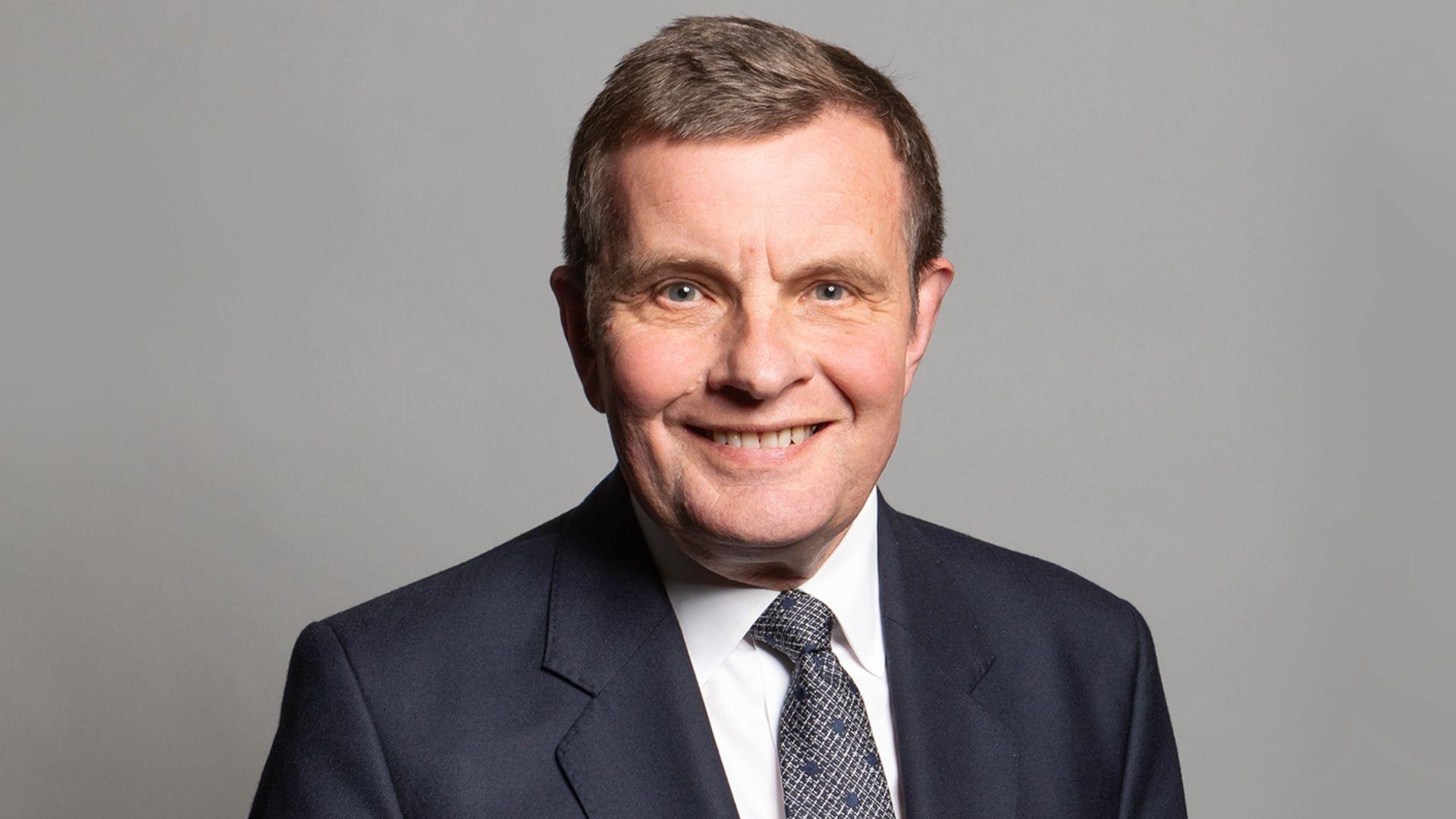 Llun o David Jones mewn siwt.