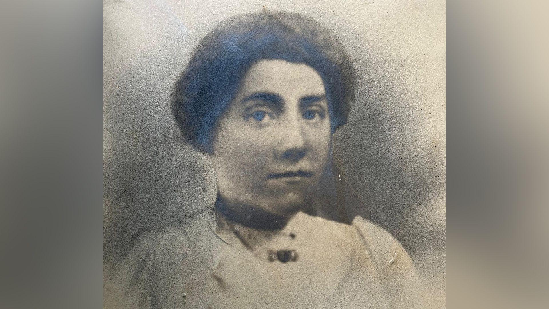 Hen lun du a gwyn o Susannah Evans