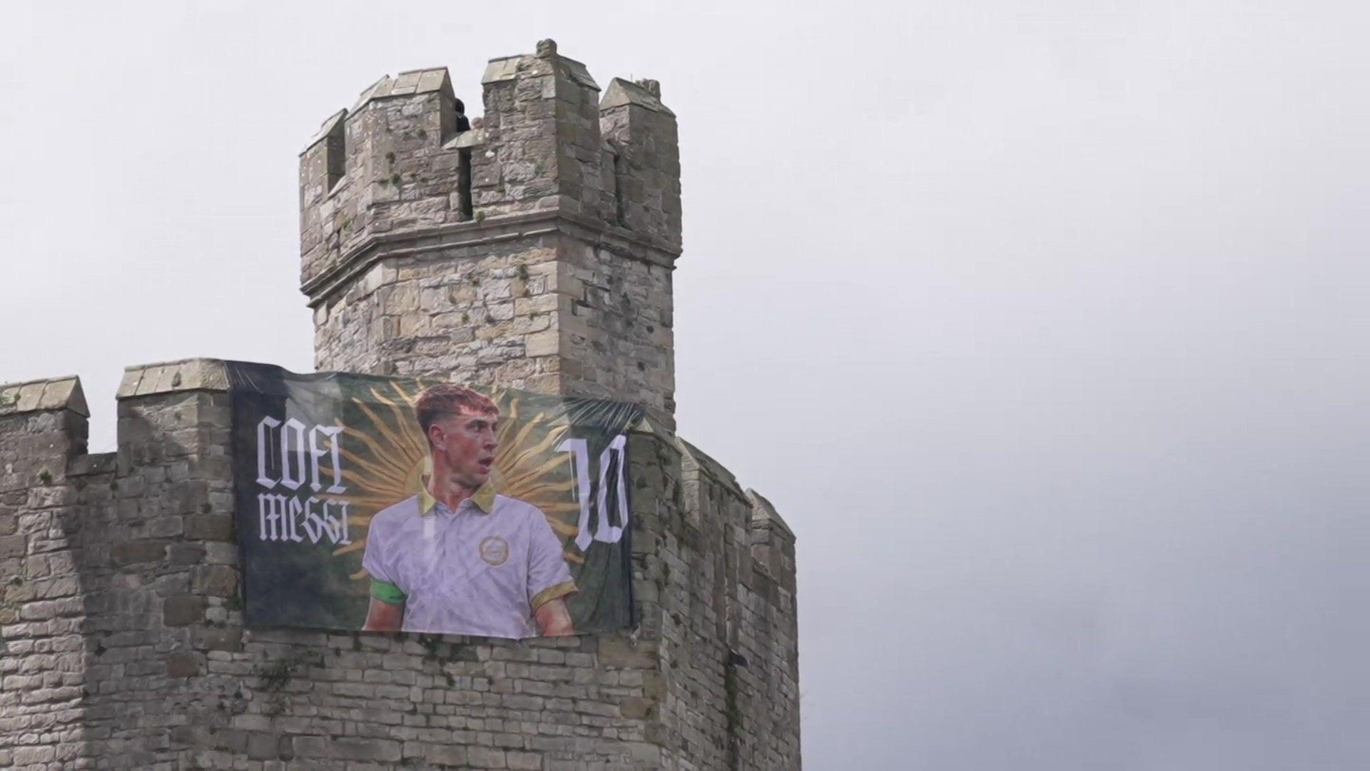 Baner Cofi Messi ar furiau Castell Caernarfon