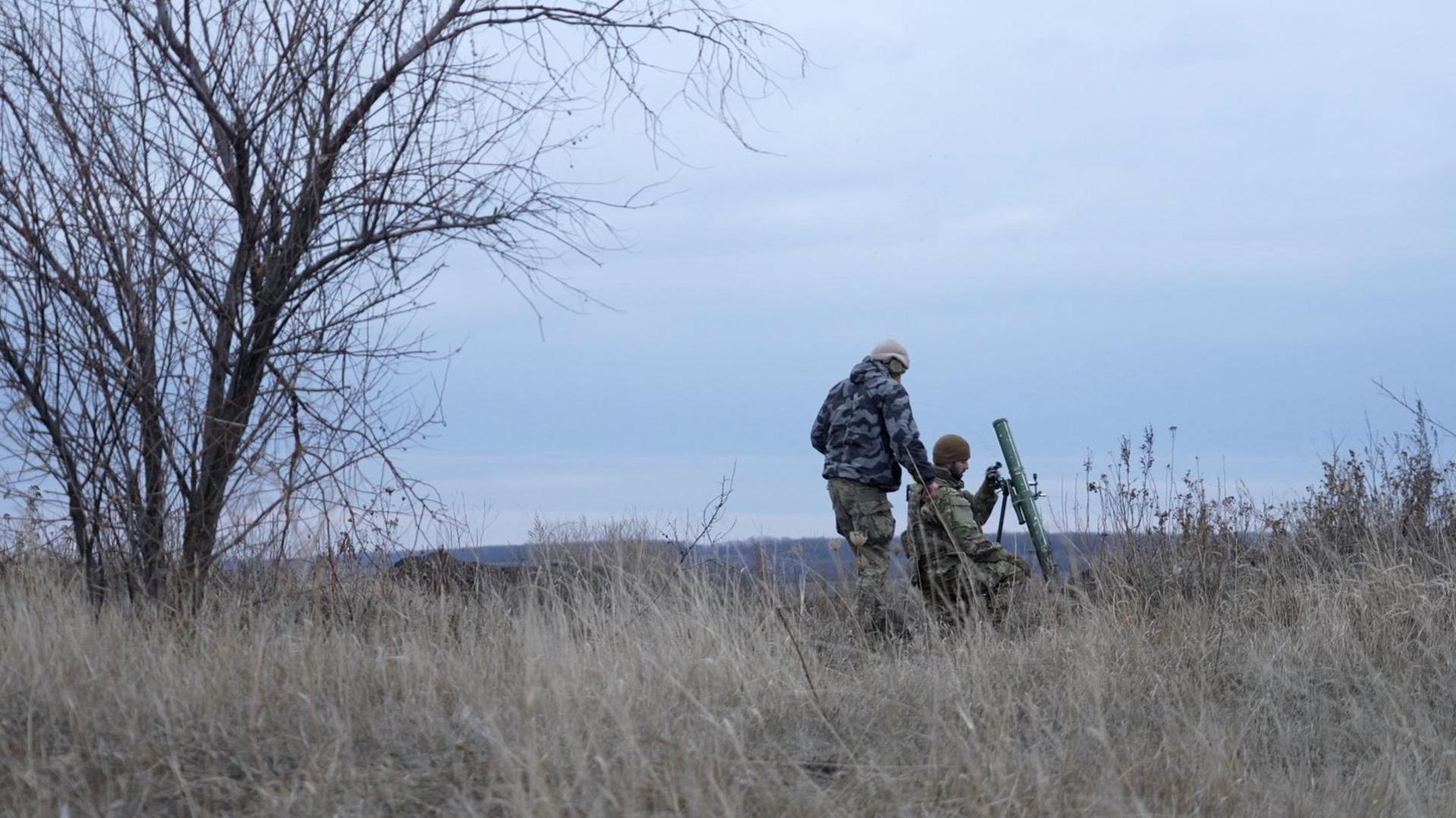 Two Ukrainian soldiers at a mortar training unit