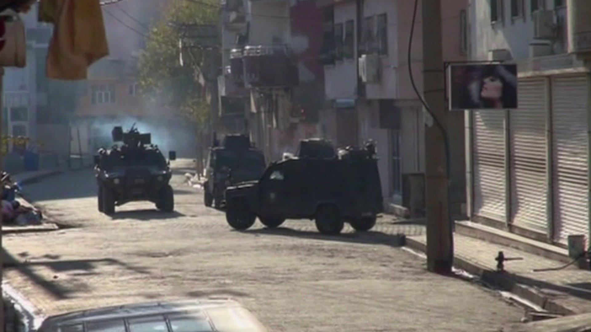 Armoured vehicles and tear gas on the streets of Cizre (19 Dec 2015)