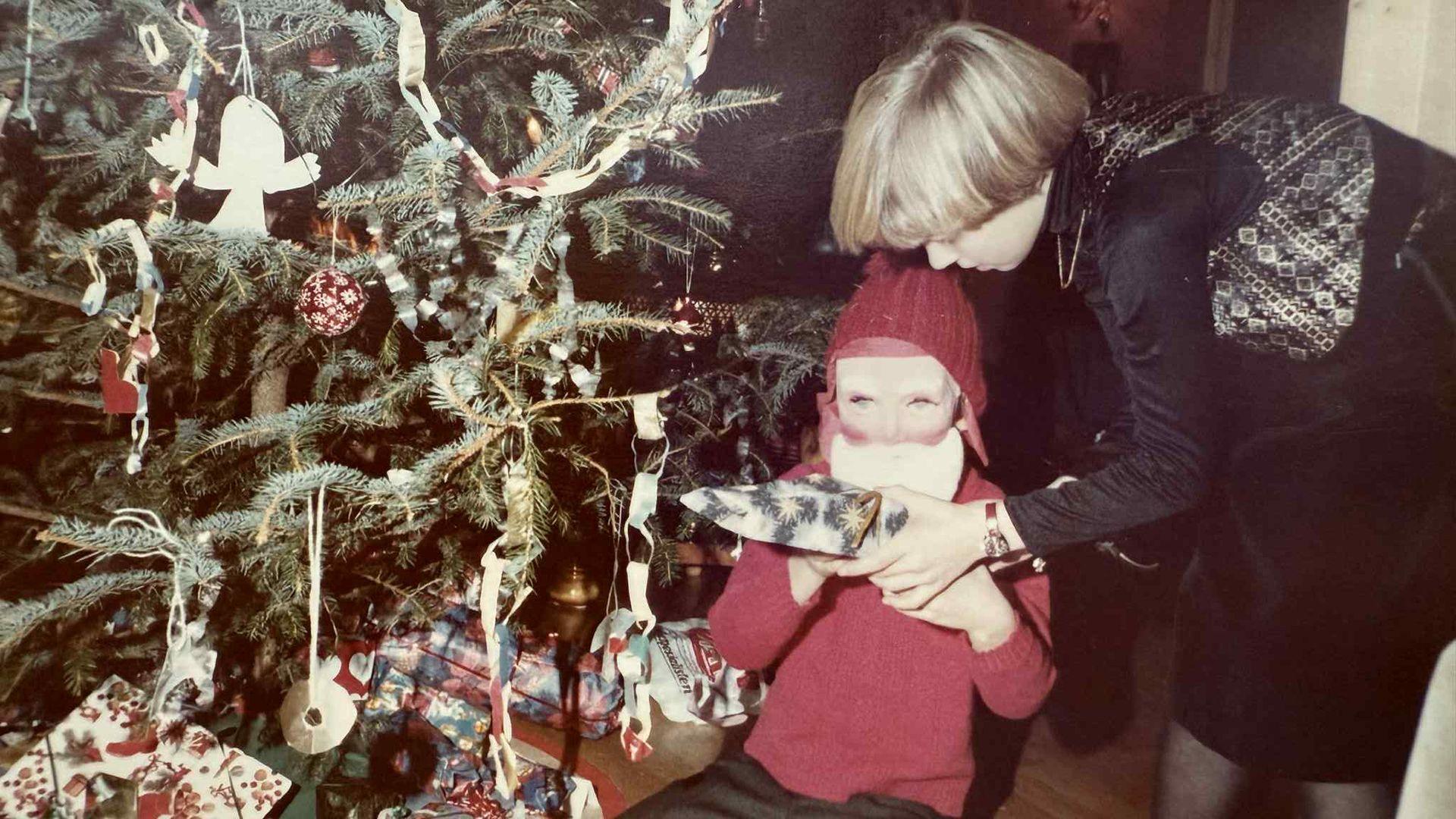 Siri o flaen y goeden Nadolig yn derbyn anrheg