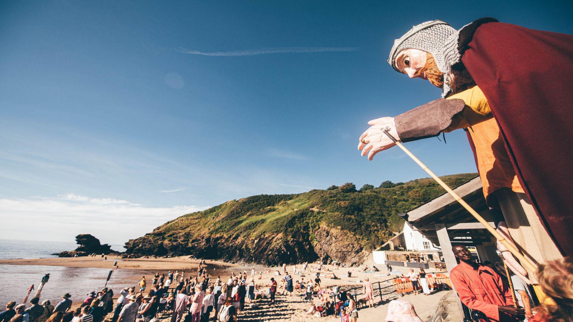 Roedd hi'n ddiwrnod poeth iawn i'r Arglwydd Rhys ar draeth Llangrannog