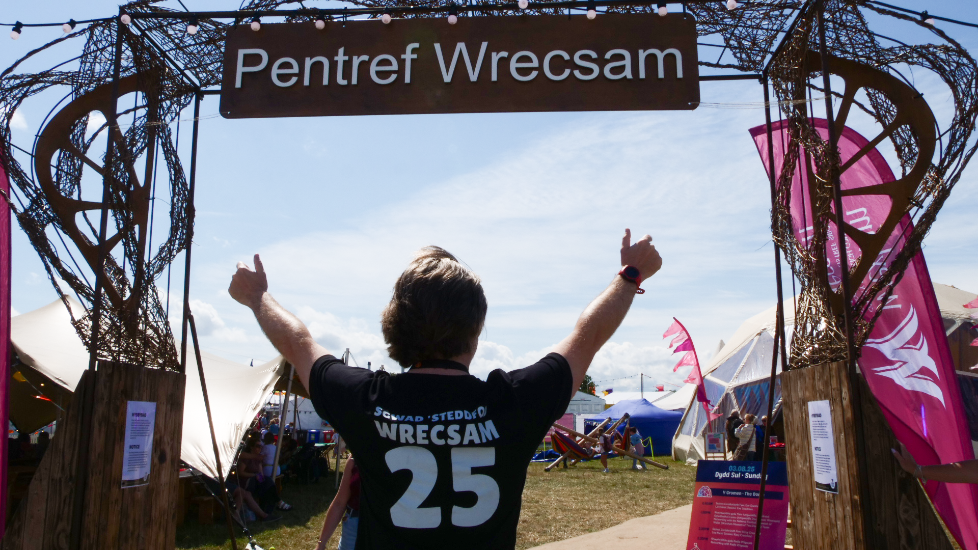 Mae yna groeso cynnes gan y 'Sgwad Steddfod' ym Mhentref Wrecsam