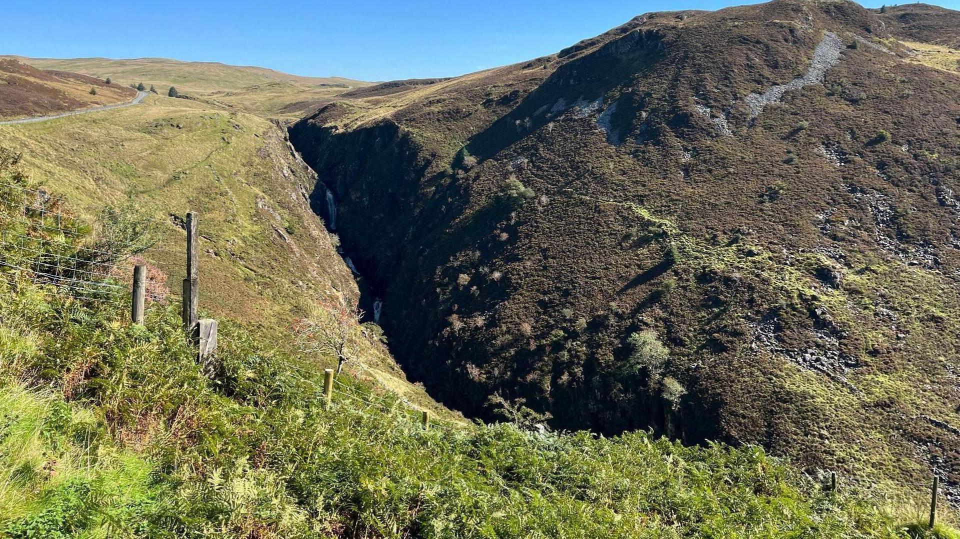 Bwriad y datblygiad yn ardal Rhaeadr y Cwm yw defnyddio grym afon Cynfal ger Llan Ffestiniog