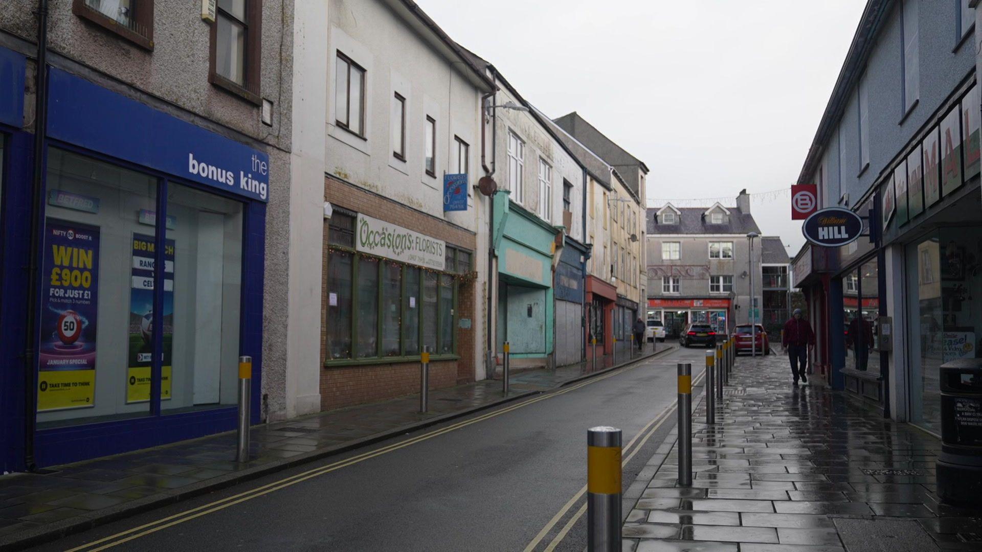 Stryd yng nghanol Caergybi