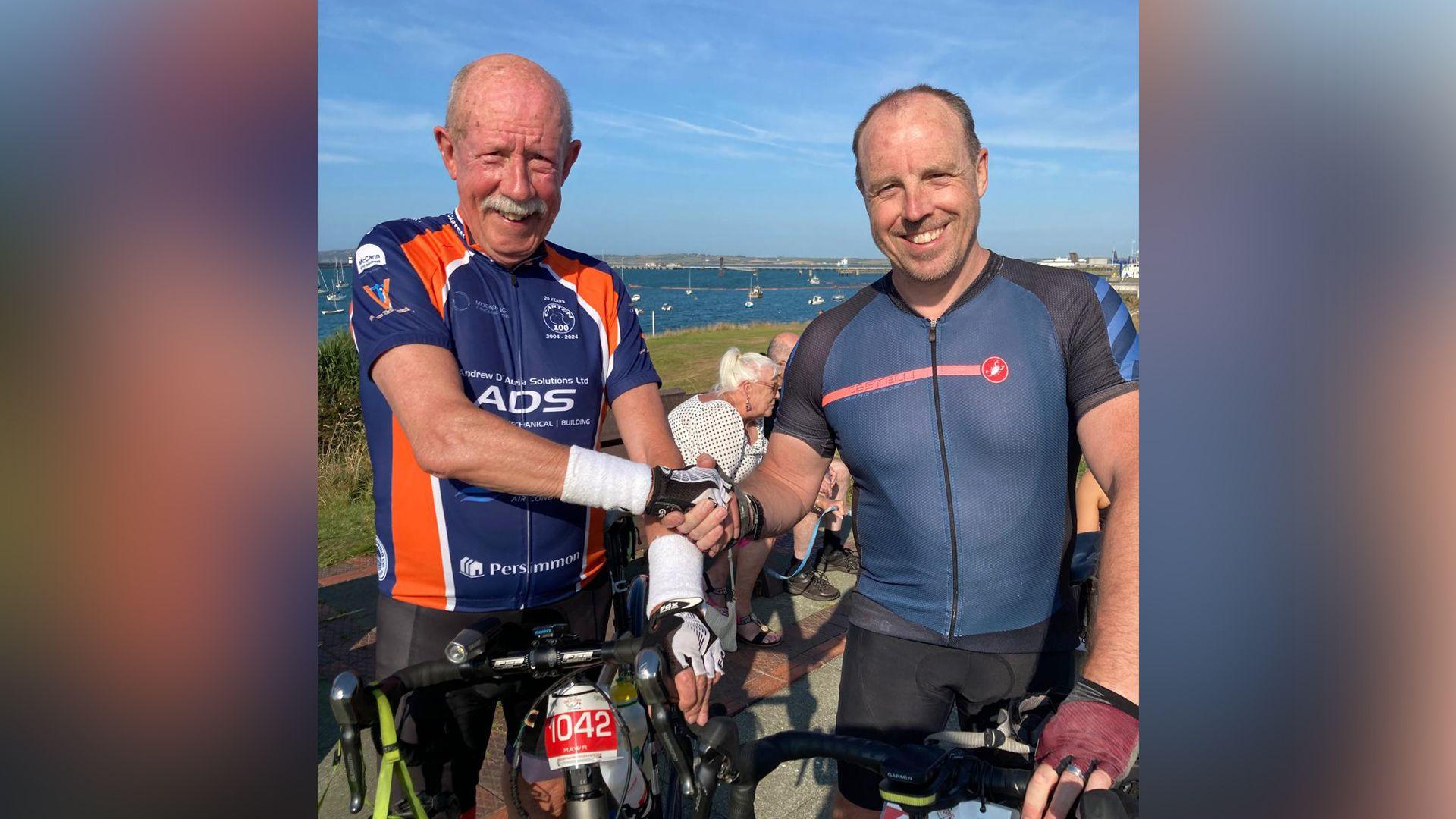 John a Bruce gyda'u beics yn y Tour de Mon