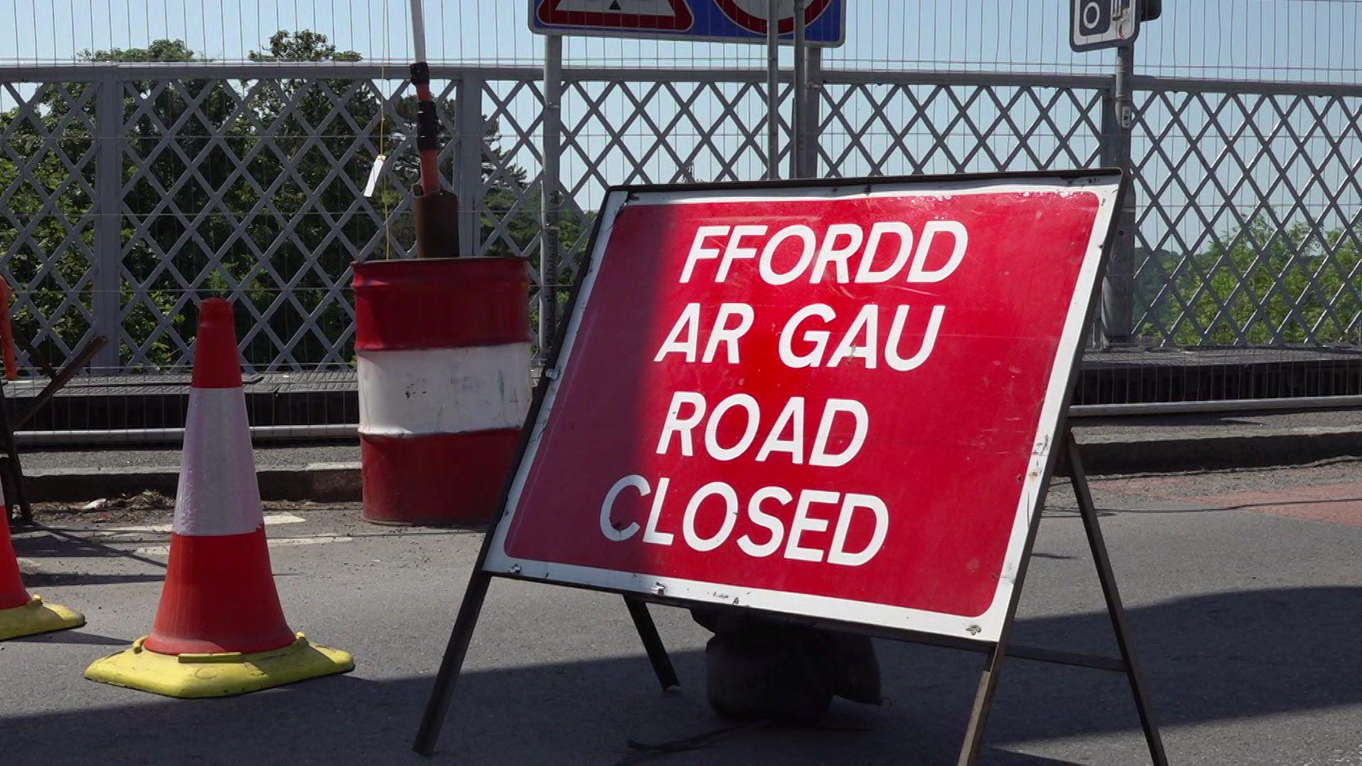 Arwydd Ffordd ar Gau ar Bont y Borth ddydd Mercher