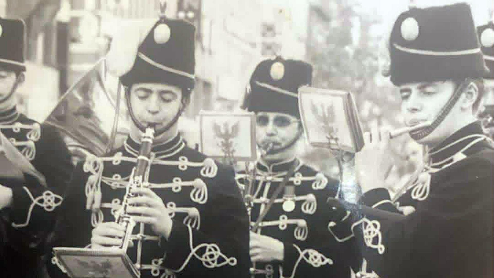 Llun du a gwyn o Edwin Humphreys yn chwarae'r clarinet gyda band milwrol y 14th/20th King's Hussars