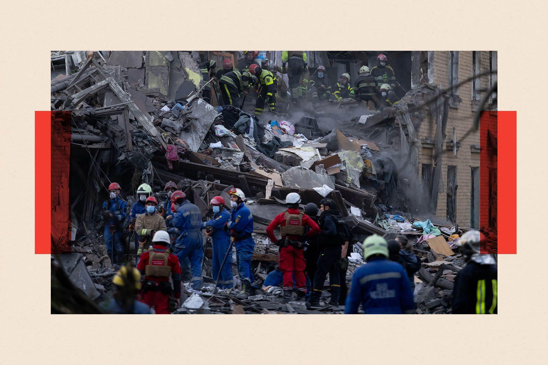 Ekipet e shpëtimit kërkojnë njerëz nën rrënojat e një ndërtese apartamentesh të shkatërruar nga një sulm raketor rus në Kiev
