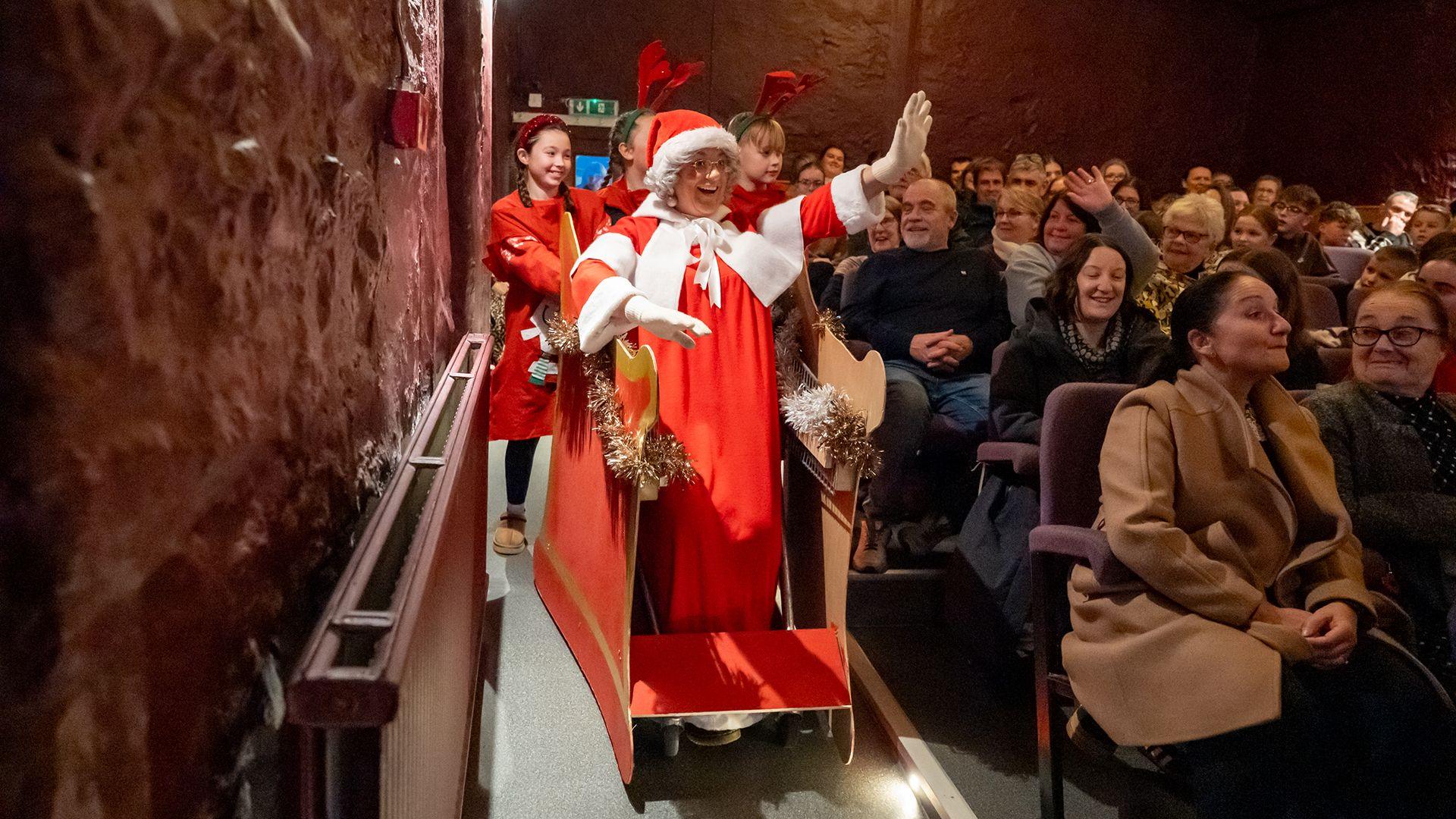  Siân Corn yn cyrraedd Theatr Fach Llangefni