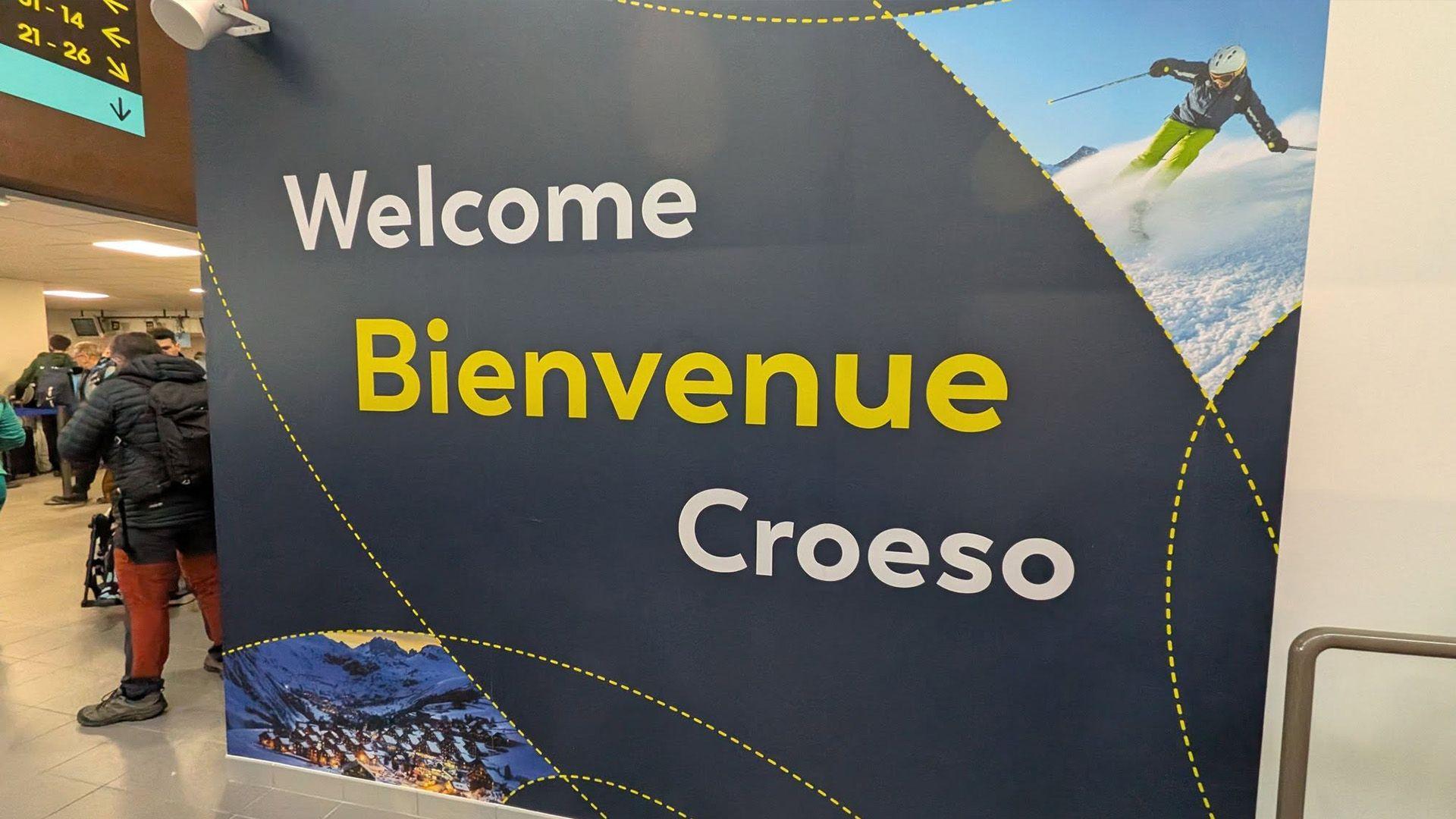 Arwyddion Cymraeg ym Maes Awyr Chambéry yn Ffrainc