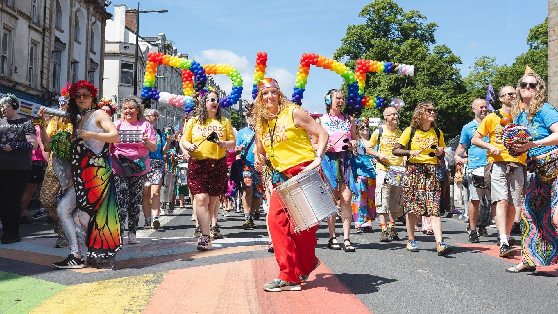 Grŵp rhythmig Barra Cwda yn ychwanegu at awyrgylch carnifal yr ŵyl gyda'u curiadau samba 