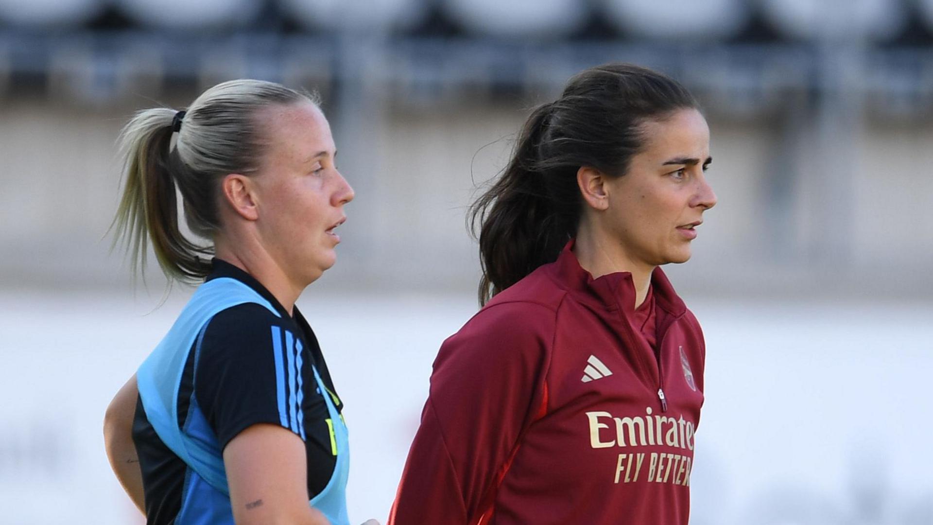 Beth Mead chats to Renee Slegers in training