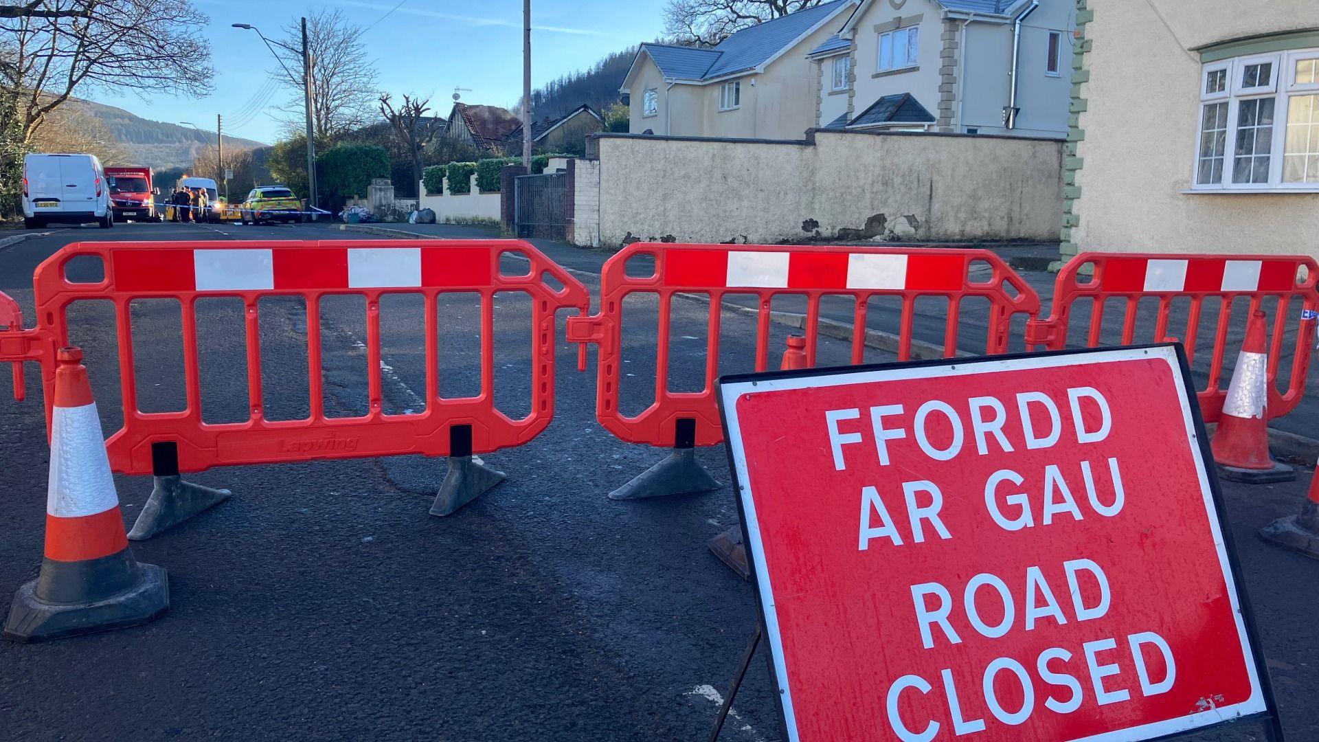 Stryd ar gau ym mhentref Glenboi