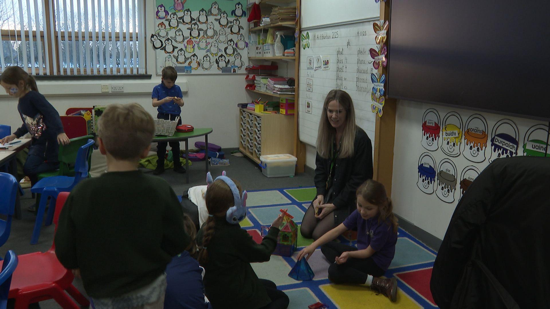 Joanne Mhoireach a' teagasg ann am Bun-sgoil Ghàidhlig Inbhir Nis