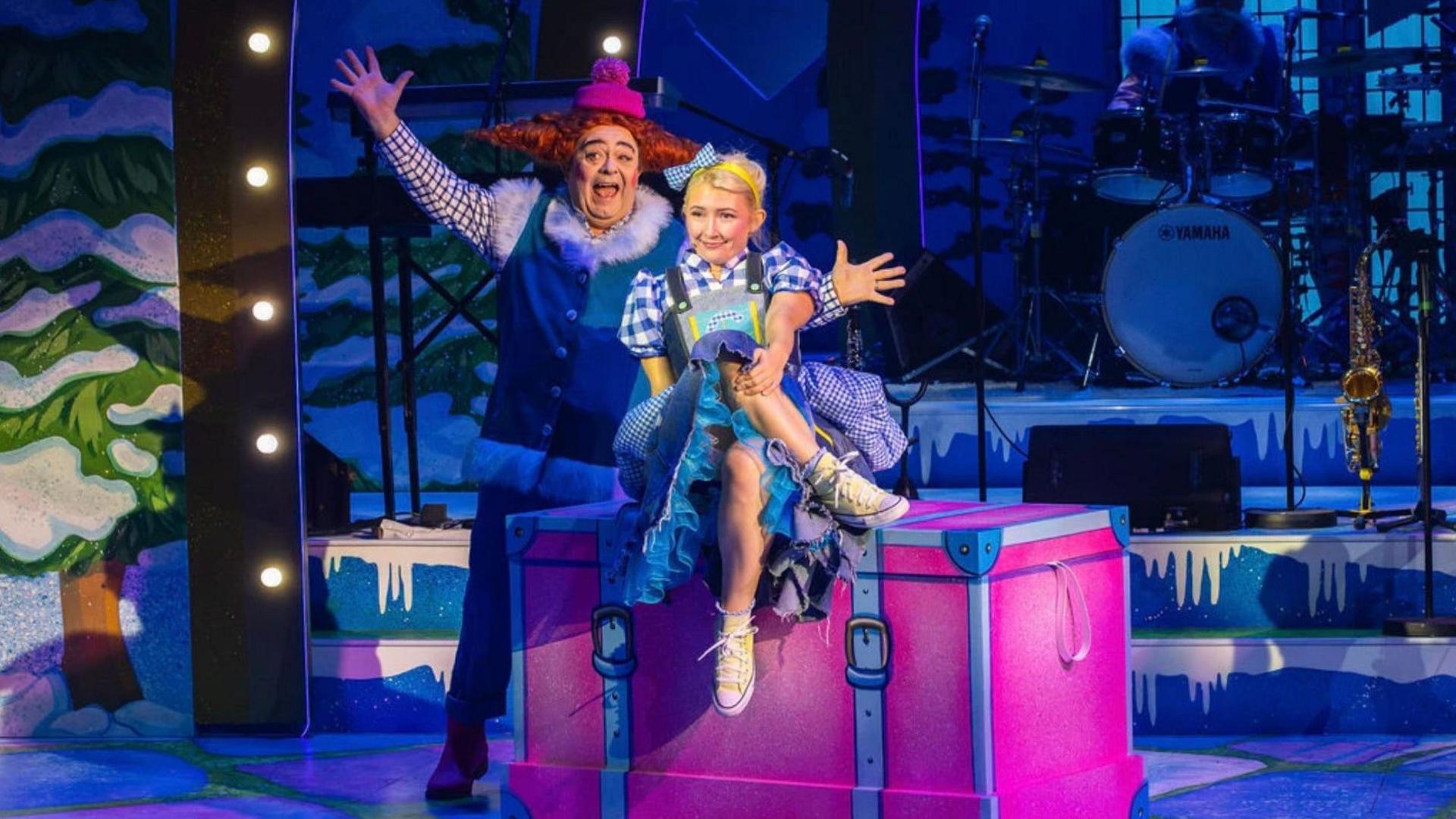 Phyl Harries a Rhianna Goodwin yn Cinderella, panto Theatr Clwyd