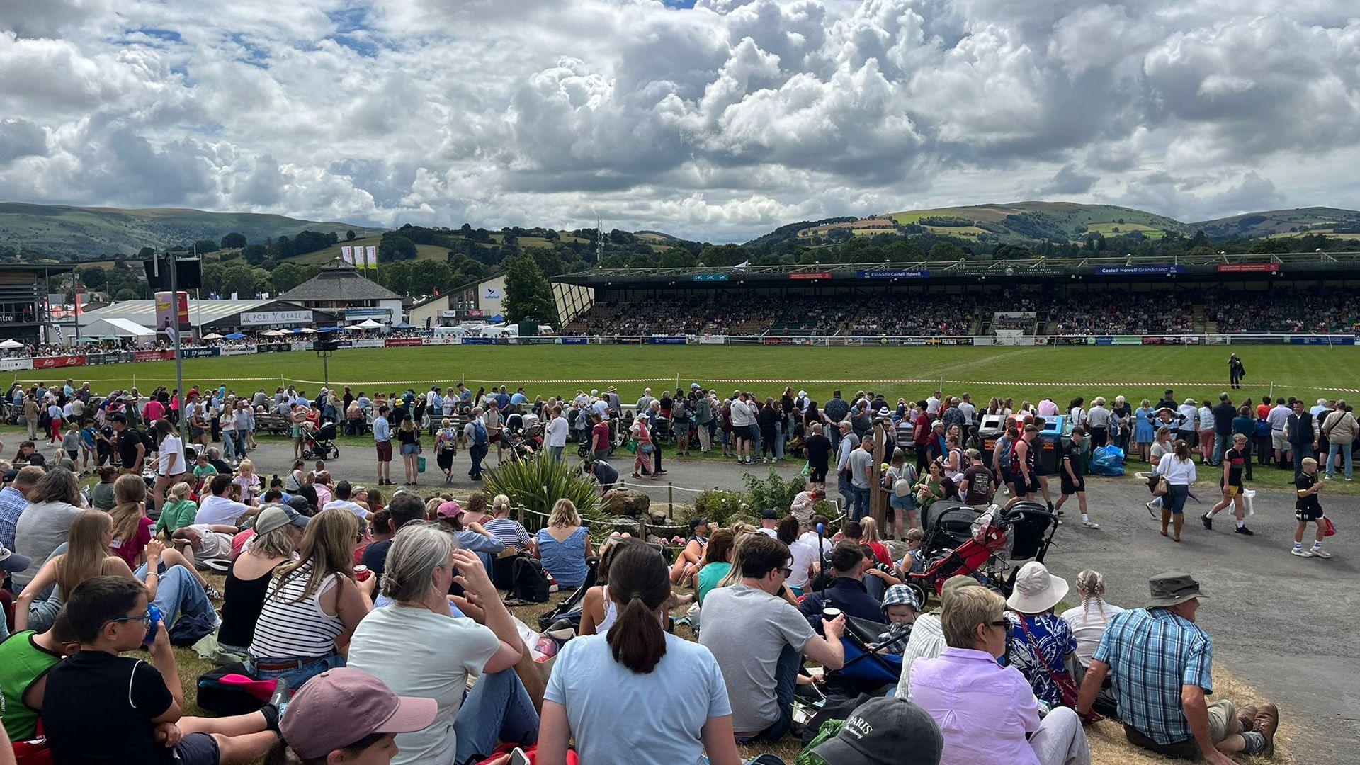 Torf yn gwylio'r Prif Gylch yn Sioe Fawr 2025
