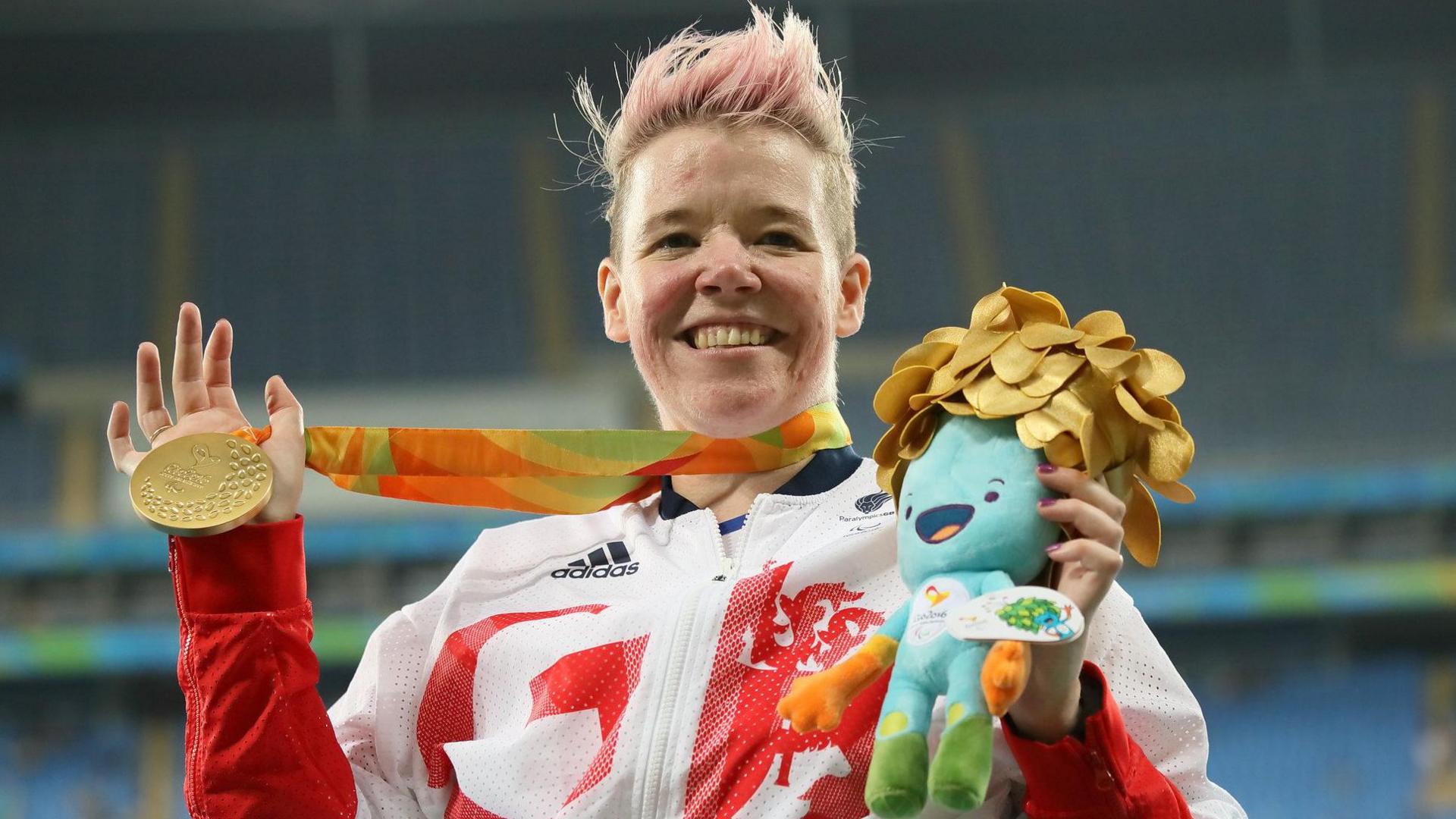 Jo Butterfield celebrates with her Paralympic gold medal at Rio 2016