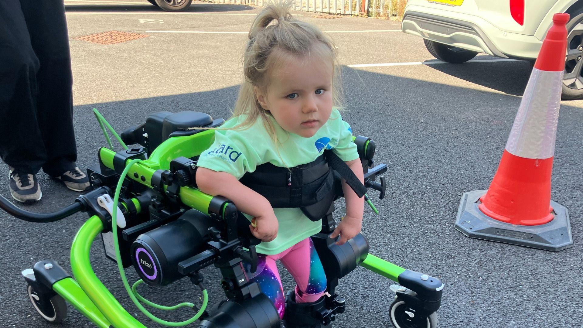 Mabli Hedd, sydd â chyflwr geneteg prin, yn defnyddio’r ‘exoskeleton’.