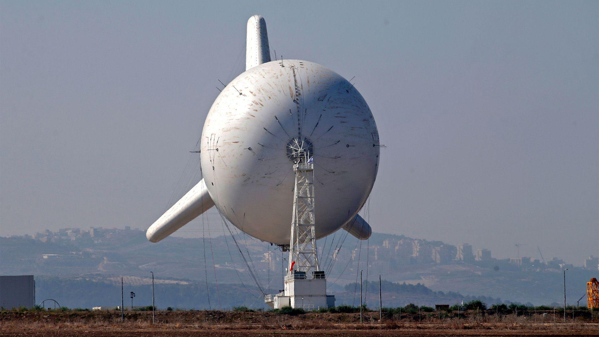 IDF observation balloon pictured in 2021. It looks like a blimp or airship with three large fins at the rear.