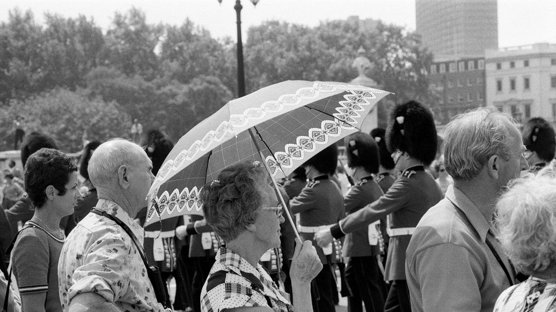 A black and white photo from 1976 showing a crowd watching the Changing of the Guard in London.