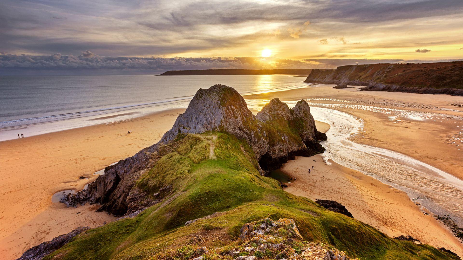 Mae'n amhosib curo'r olygfa hon... machlud ym Mae Three Cliffs