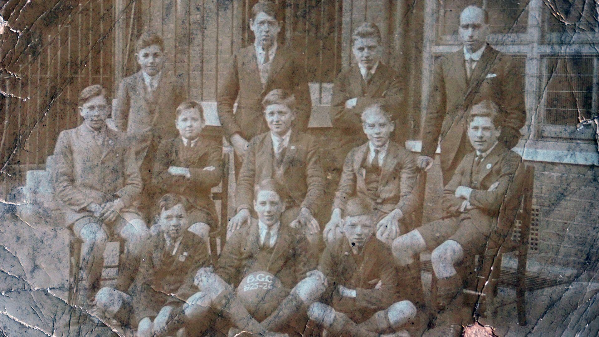 John MacKenzie mewn llun ysgol du a gwyn