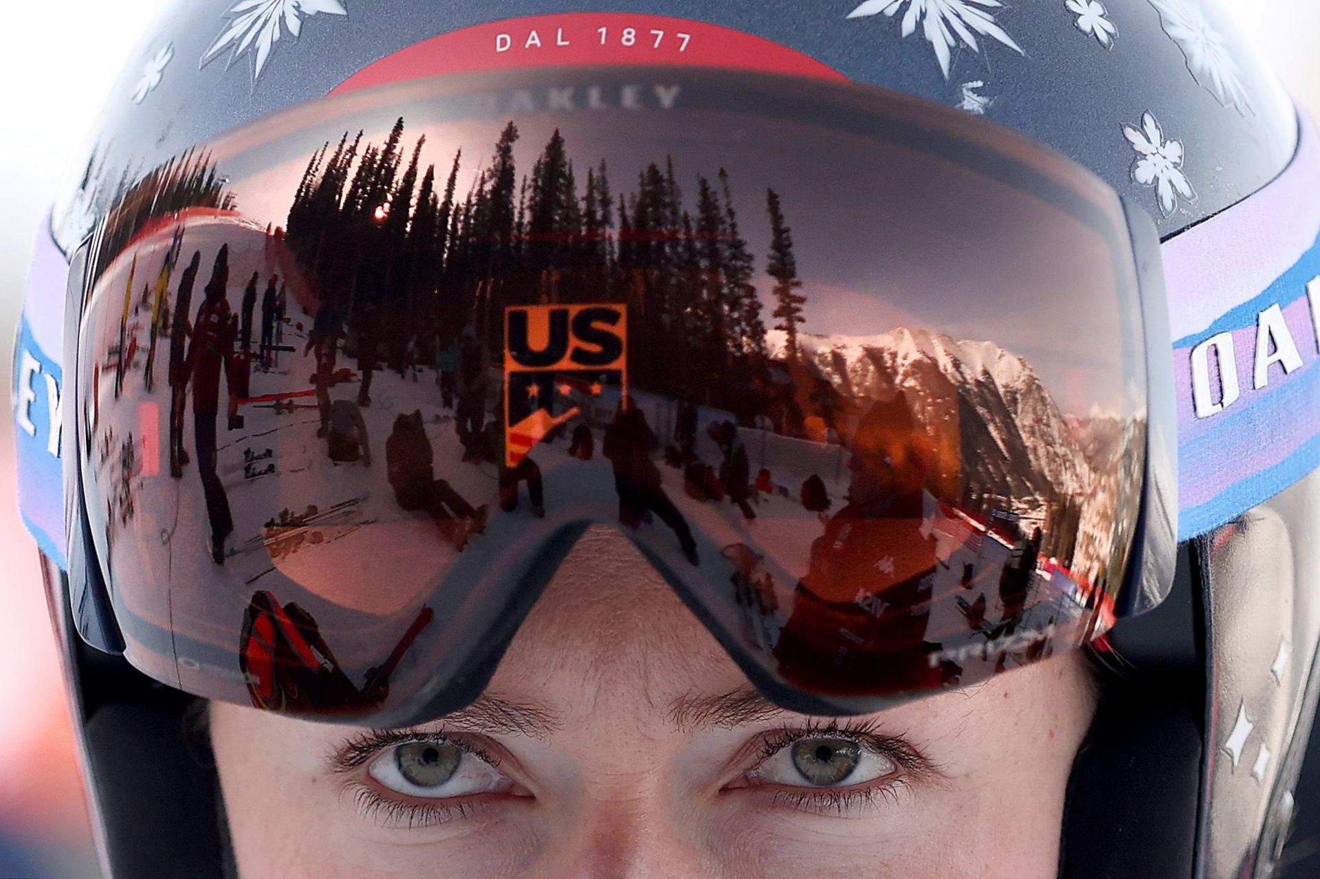 La estrella del esquí estadounidense Mikaela Shiffrin observa antes de calentar para su primera carrera del eslalon gigante durante la Stifel Copper Cup en Copper Mountain, Colorado.