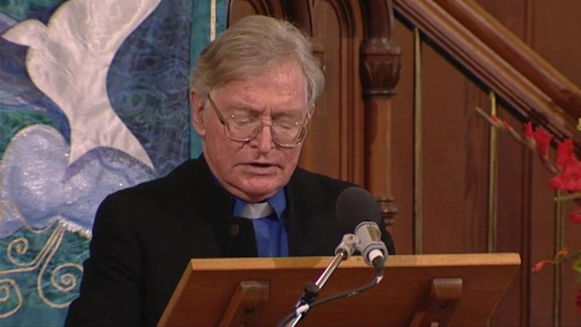 An t-Dr. Urr. Ruairidh MacLeòid a' searmonachadh sa chùbaid