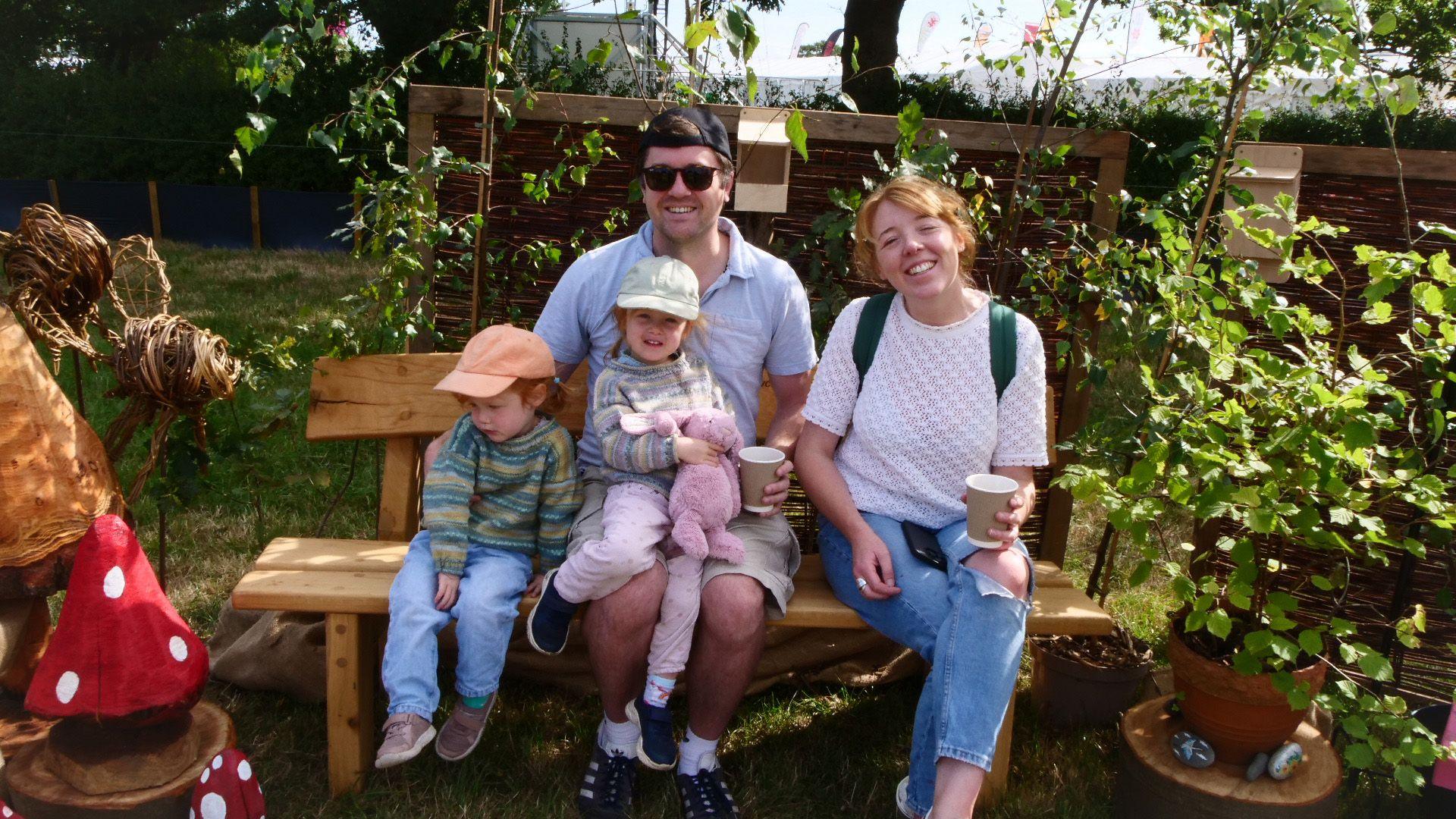 Mae Tim, Martha a'u merched Issy a Milly yn byw filltir i ffwrdd o faes yr Eisteddfod a dyma eu heisteddfod cyntaf. Dyma nhw yn cael seibiant yng ngardd Dôl Ofalgar. Eu hargraffiadau cyntaf yw fod "yr Eisteddfod yn anhygoel" a maen nhw'n edrych ymlaen at ddiwrnod arall yma'n barod