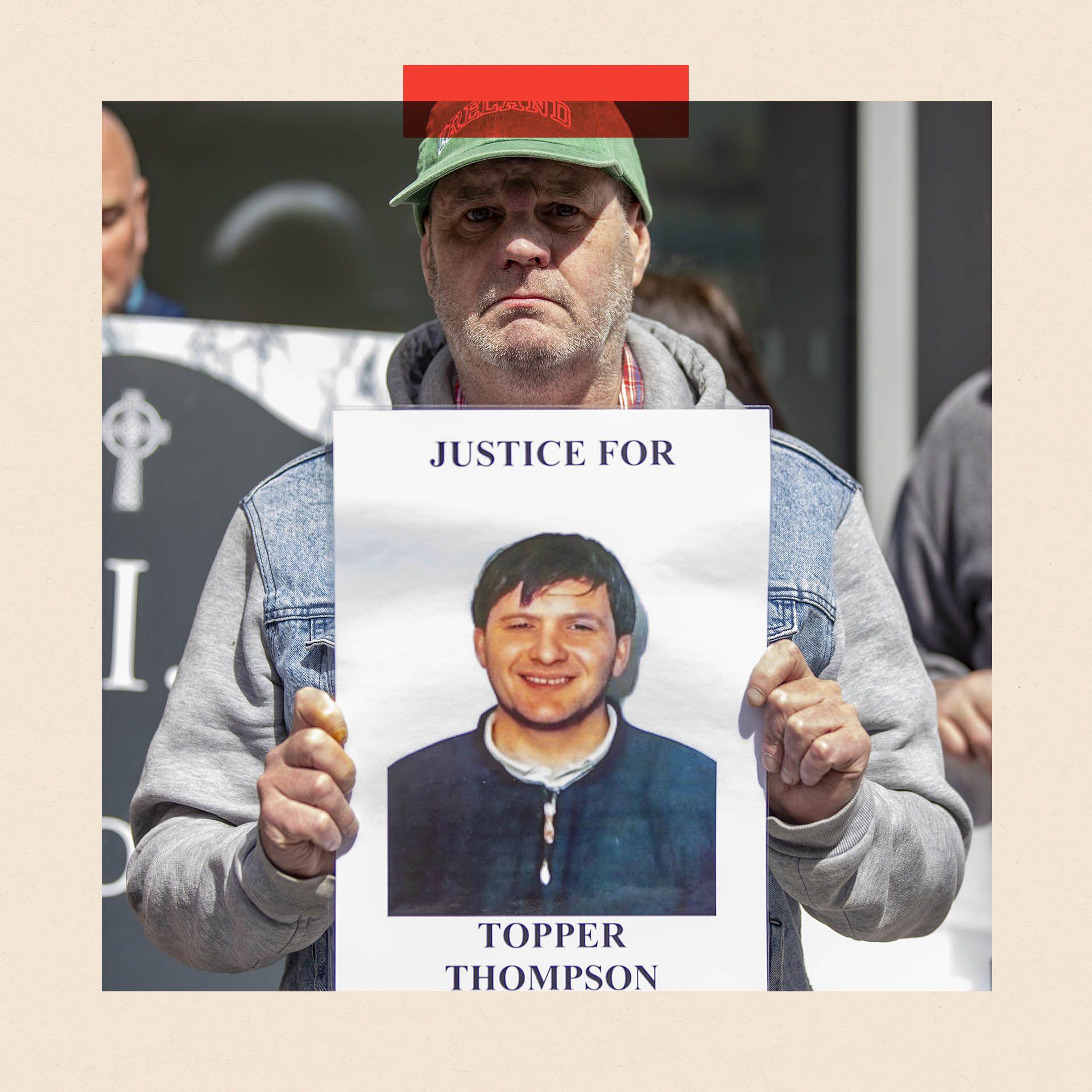 Eugene Thompson mban lart një poster me një foto të vëllait të tij