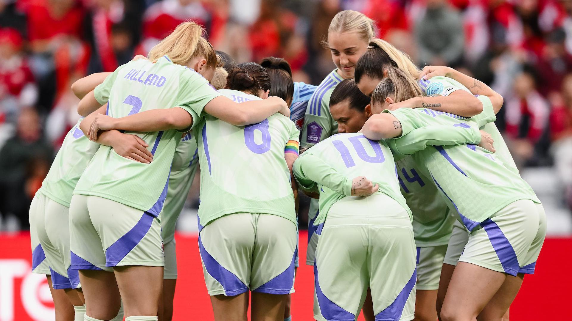 Wales players in a huddle pre-match